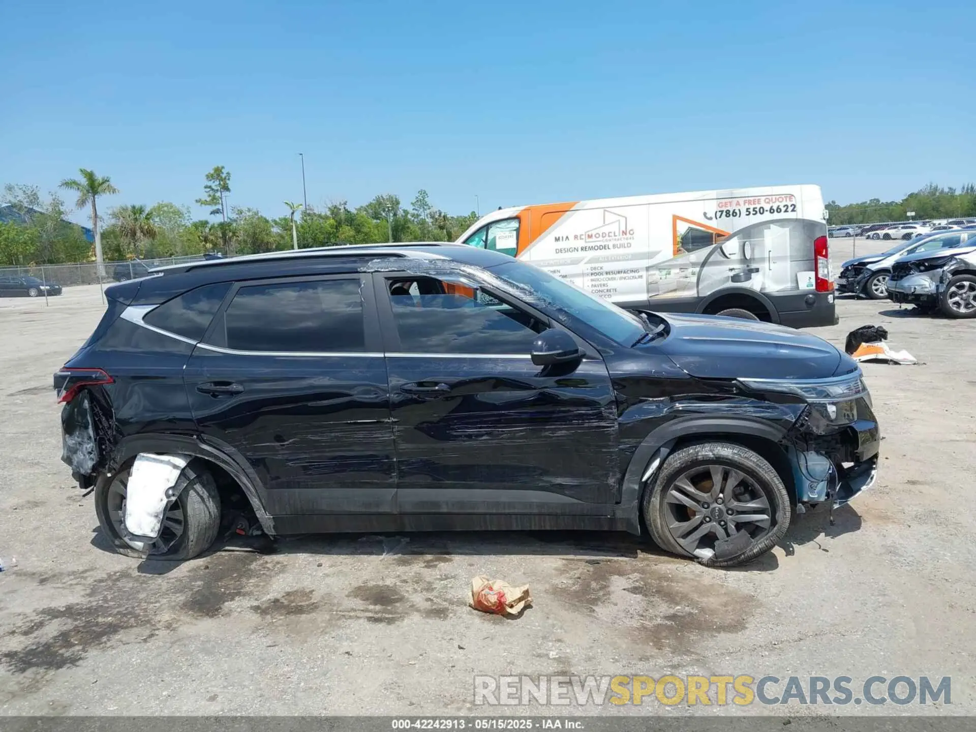 12 fotografías del automóvil dañado KNDEU2AA4P7371547 KIA SELTOS 2023