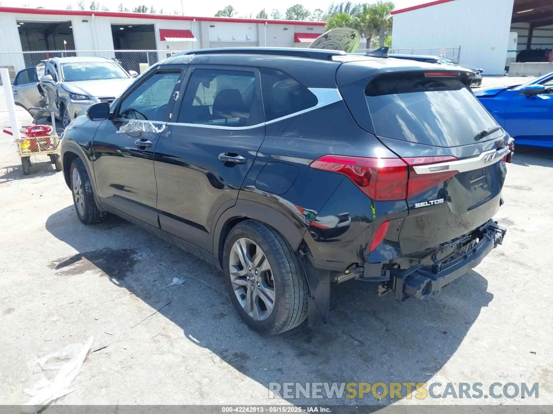 3 fotografías del automóvil dañado KNDEU2AA4P7371547 KIA SELTOS 2023