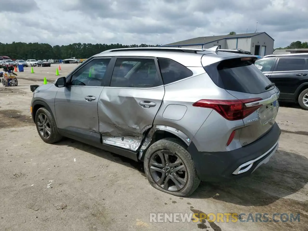 2 fotografías del automóvil dañado KNDEU2AA4P7432816 KIA SELTOS 2023