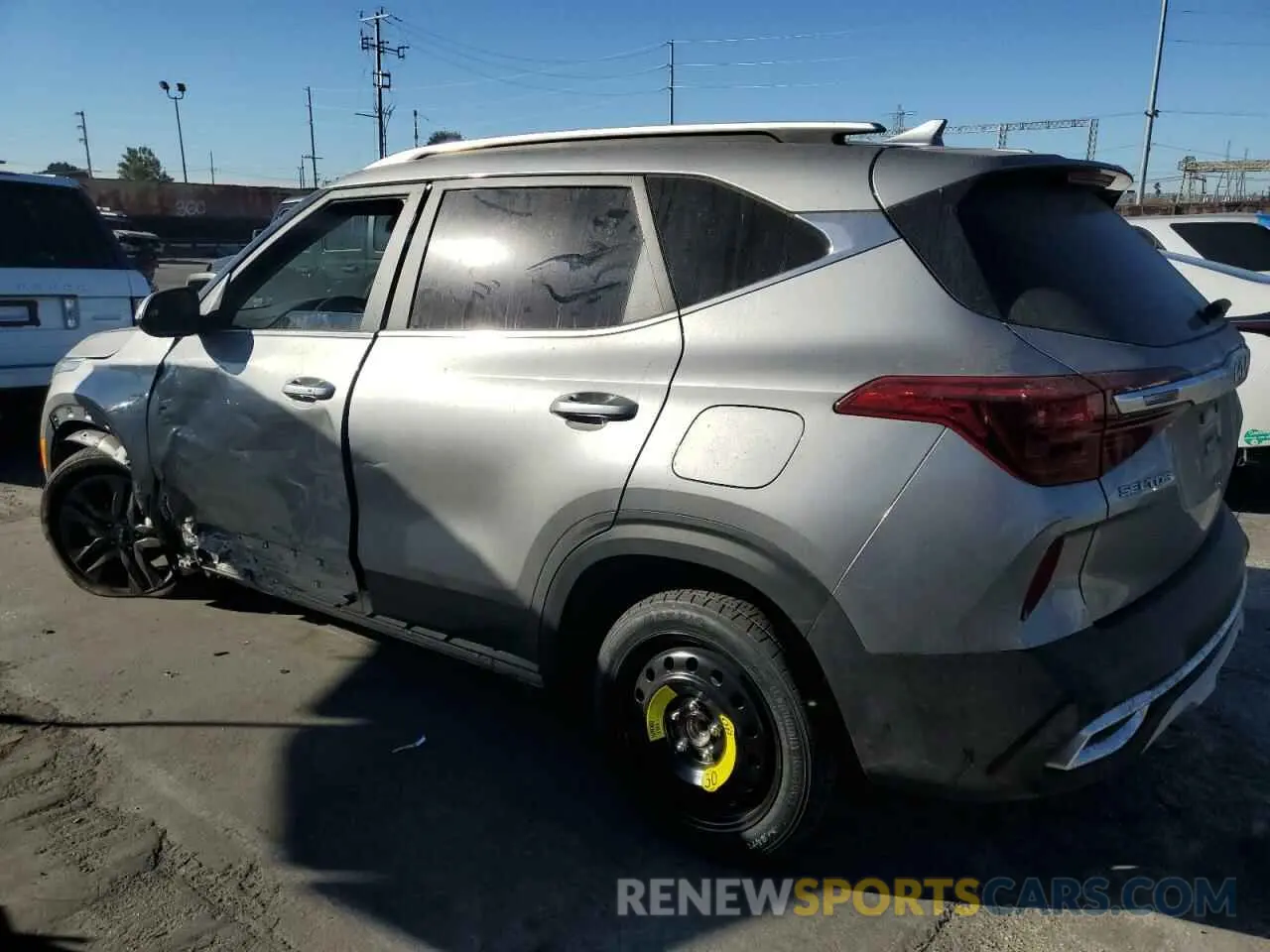 2 fotografías del automóvil dañado KNDEU2AA6P7429402 KIA SELTOS 2023