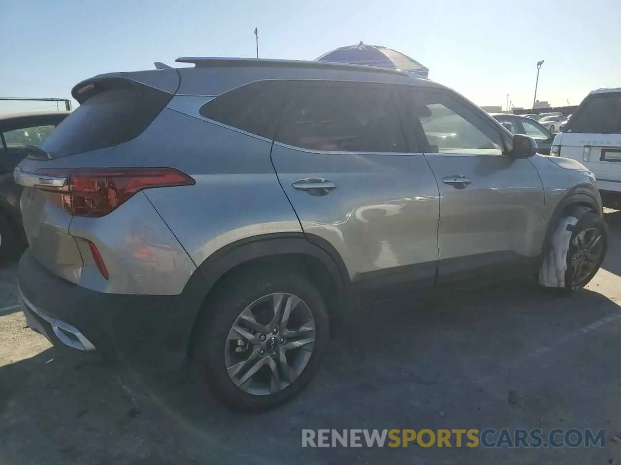3 fotografías del automóvil dañado KNDEU2AA6P7429402 KIA SELTOS 2023
