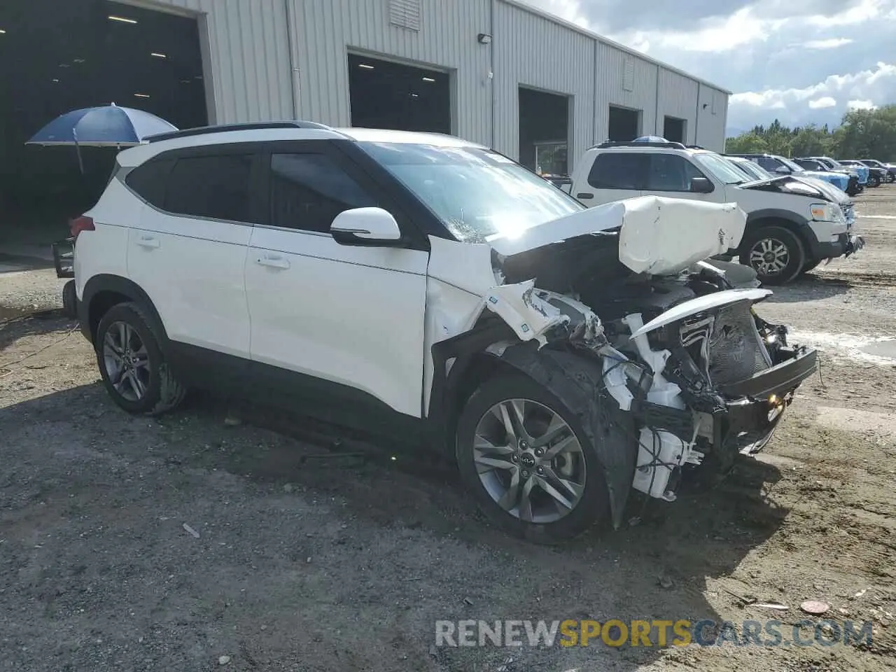 4 fotografías del automóvil dañado KNDEU2AA6P7433546 KIA SELTOS 2023
