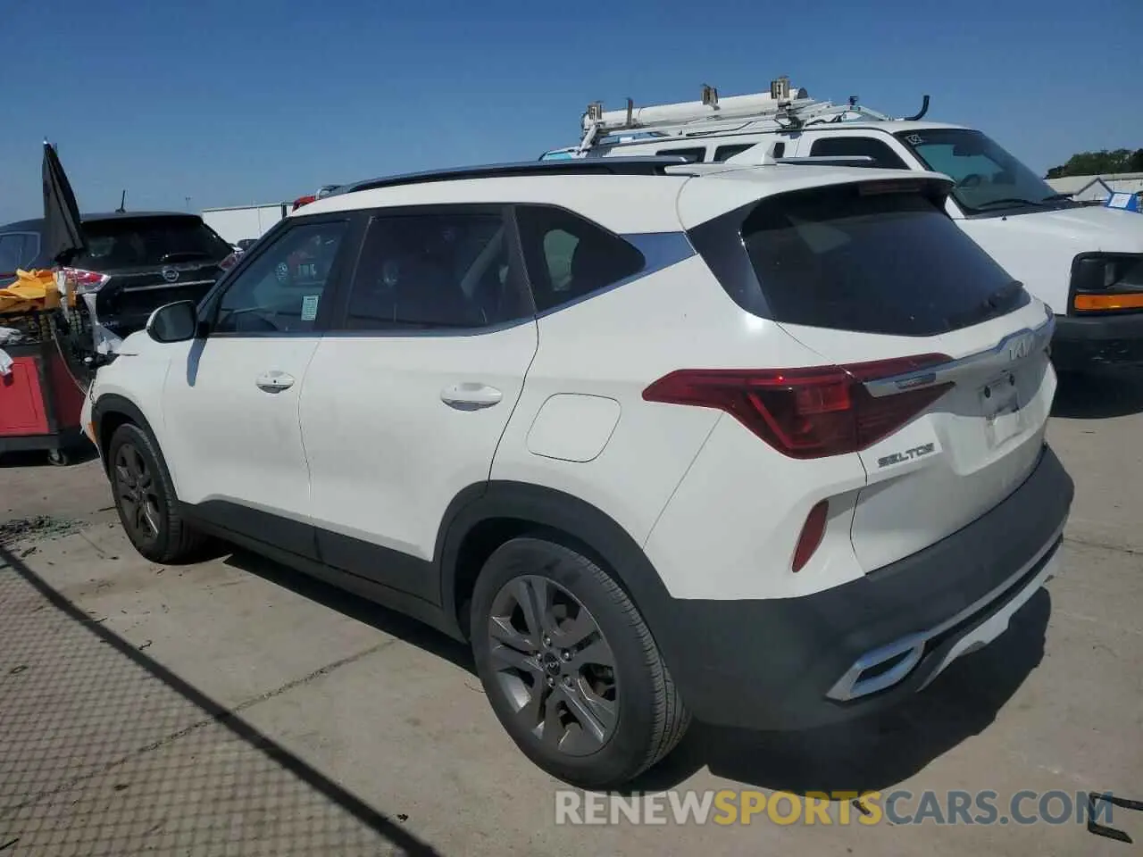 2 fotografías del automóvil dañado KNDEU2AA7P7372238 KIA SELTOS 2023