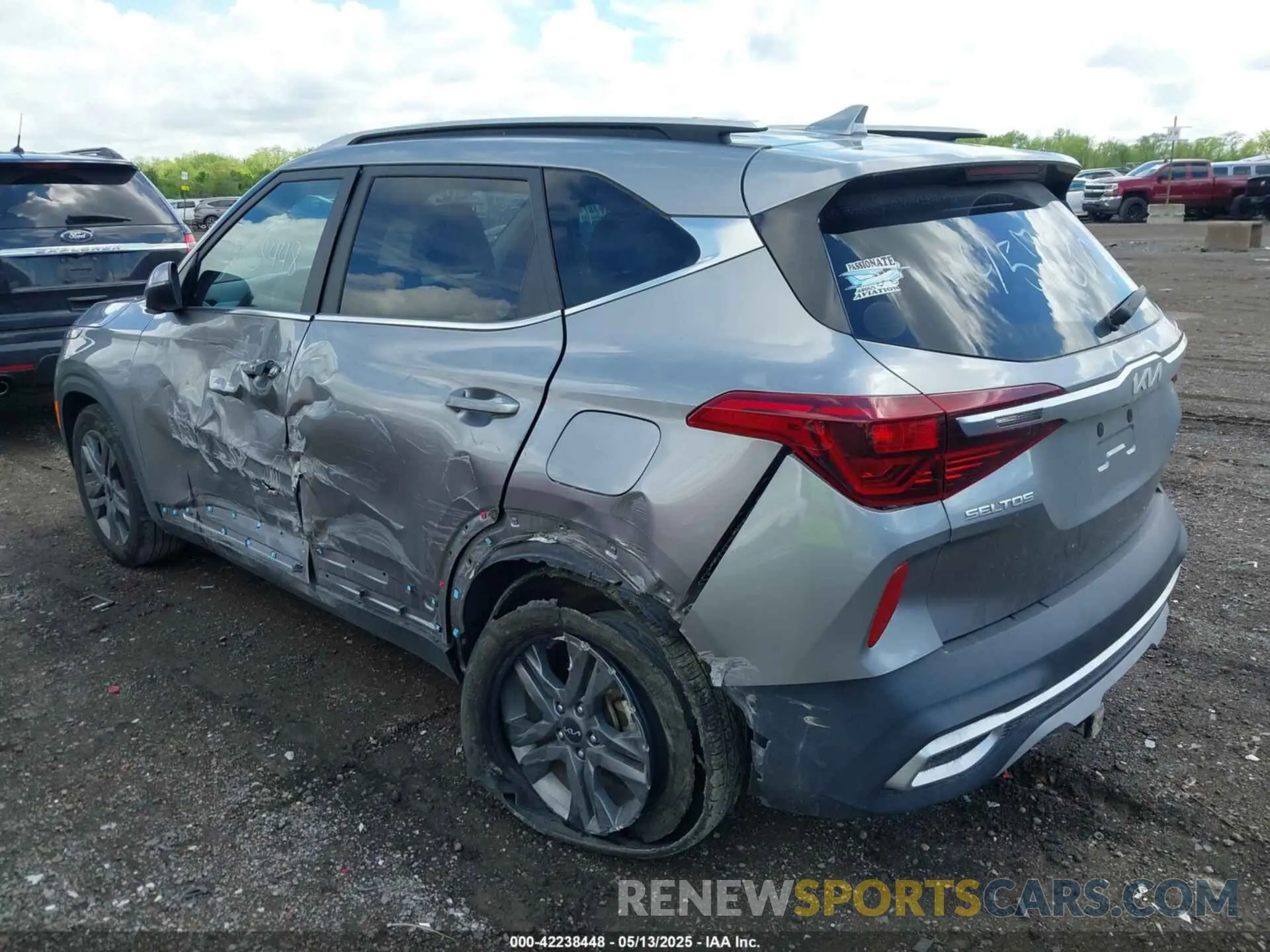 3 fotografías del automóvil dañado KNDEU2AA7P7457600 KIA SELTOS 2023