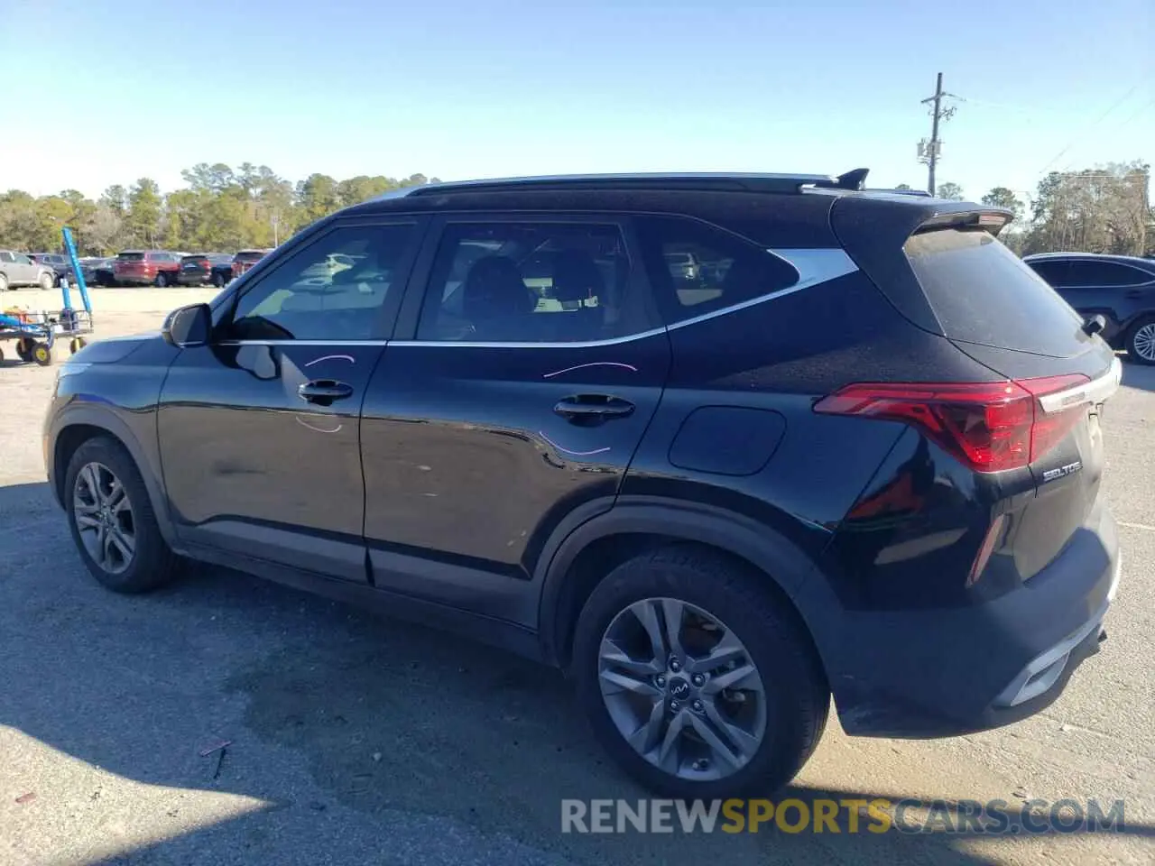 2 fotografías del automóvil dañado KNDEU2AA8P7389906 KIA SELTOS 2023