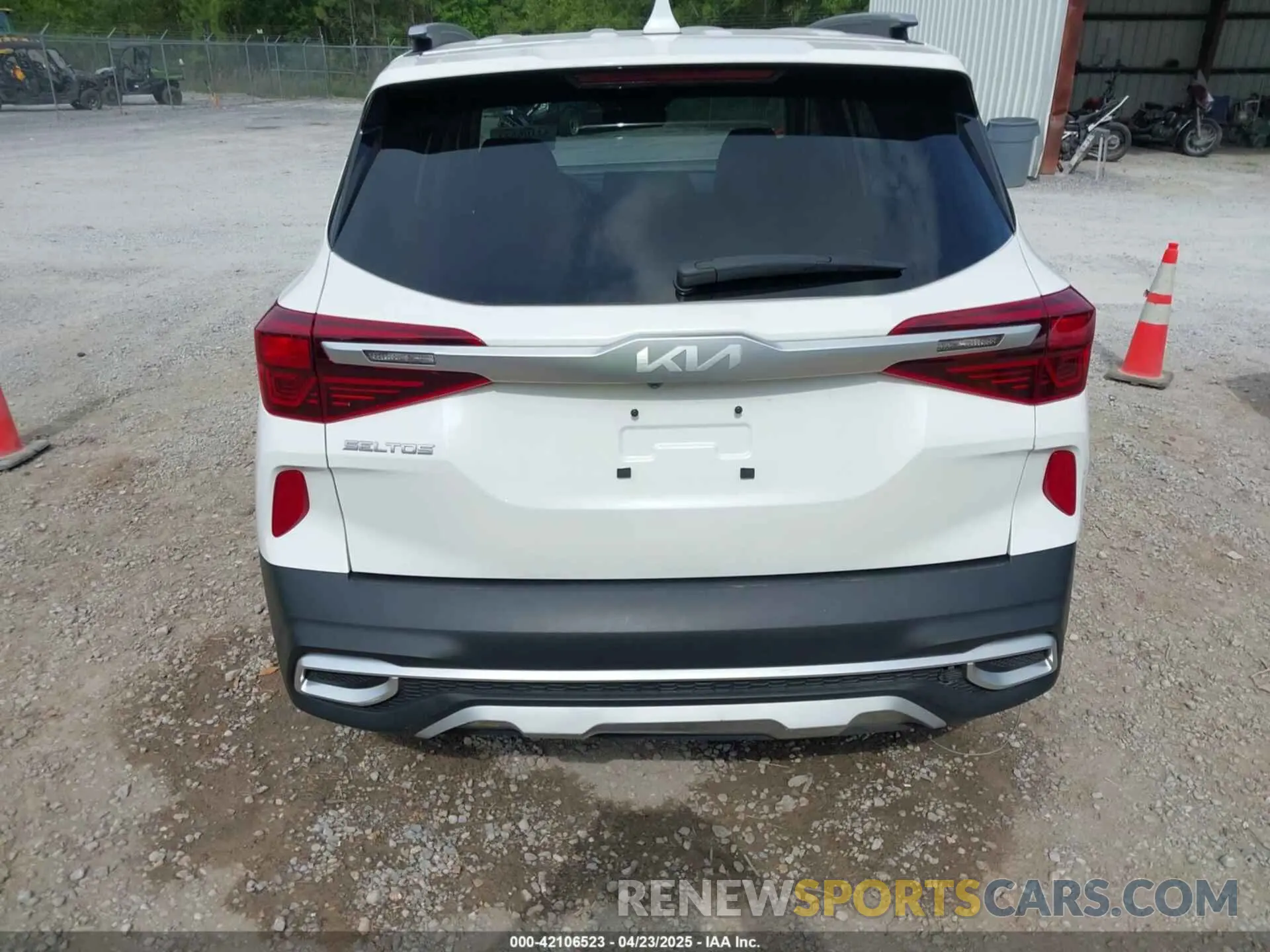 16 fotografías del automóvil dañado KNDEU2AA8P7429160 KIA SELTOS 2023