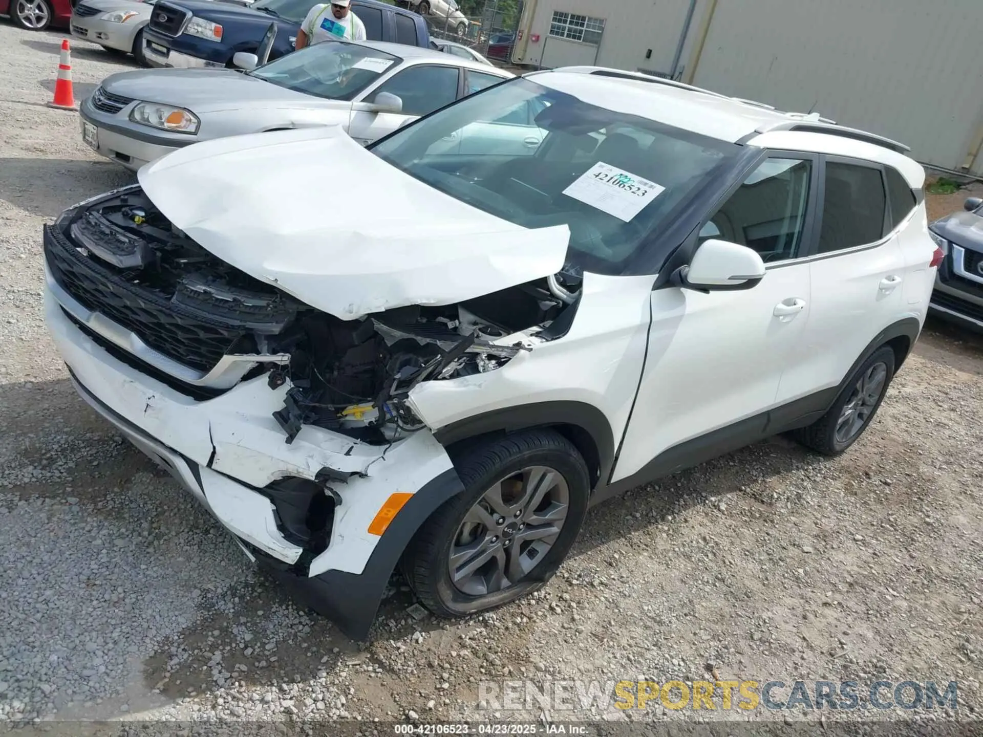 2 fotografías del automóvil dañado KNDEU2AA8P7429160 KIA SELTOS 2023