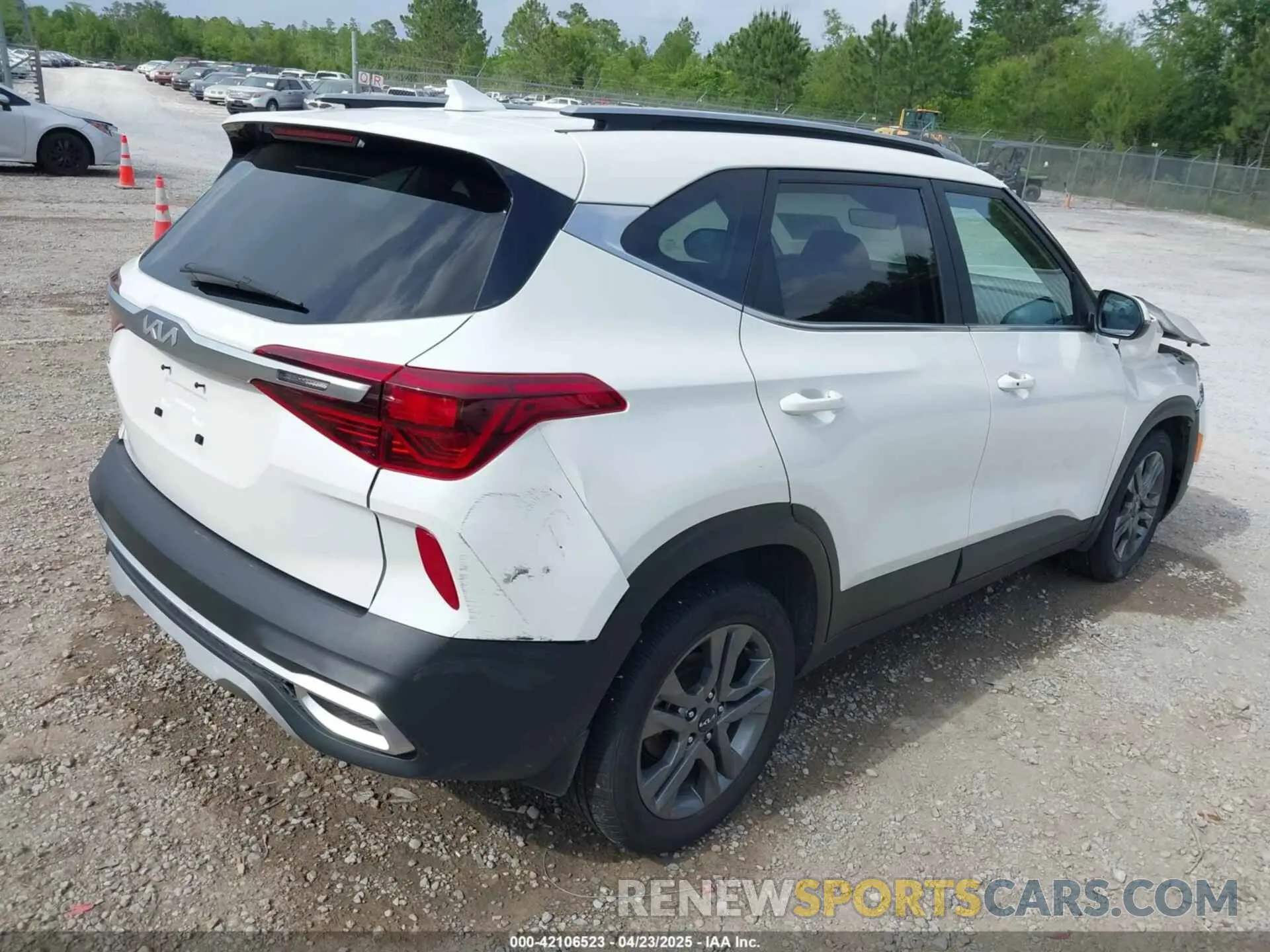 4 fotografías del automóvil dañado KNDEU2AA8P7429160 KIA SELTOS 2023