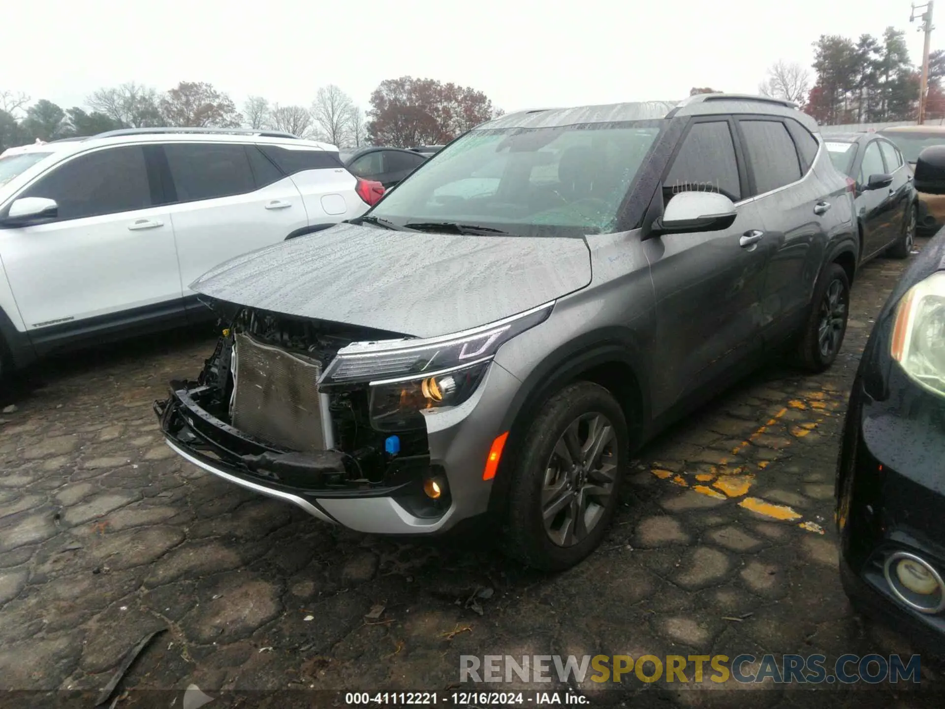 2 fotografías del automóvil dañado KNDEU2AA9P7347194 KIA SELTOS 2023