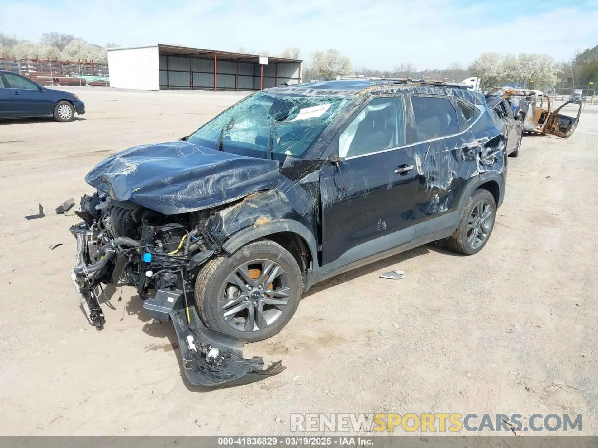 2 fotografías del automóvil dañado KNDEU2AA9P7367509 KIA SELTOS 2023