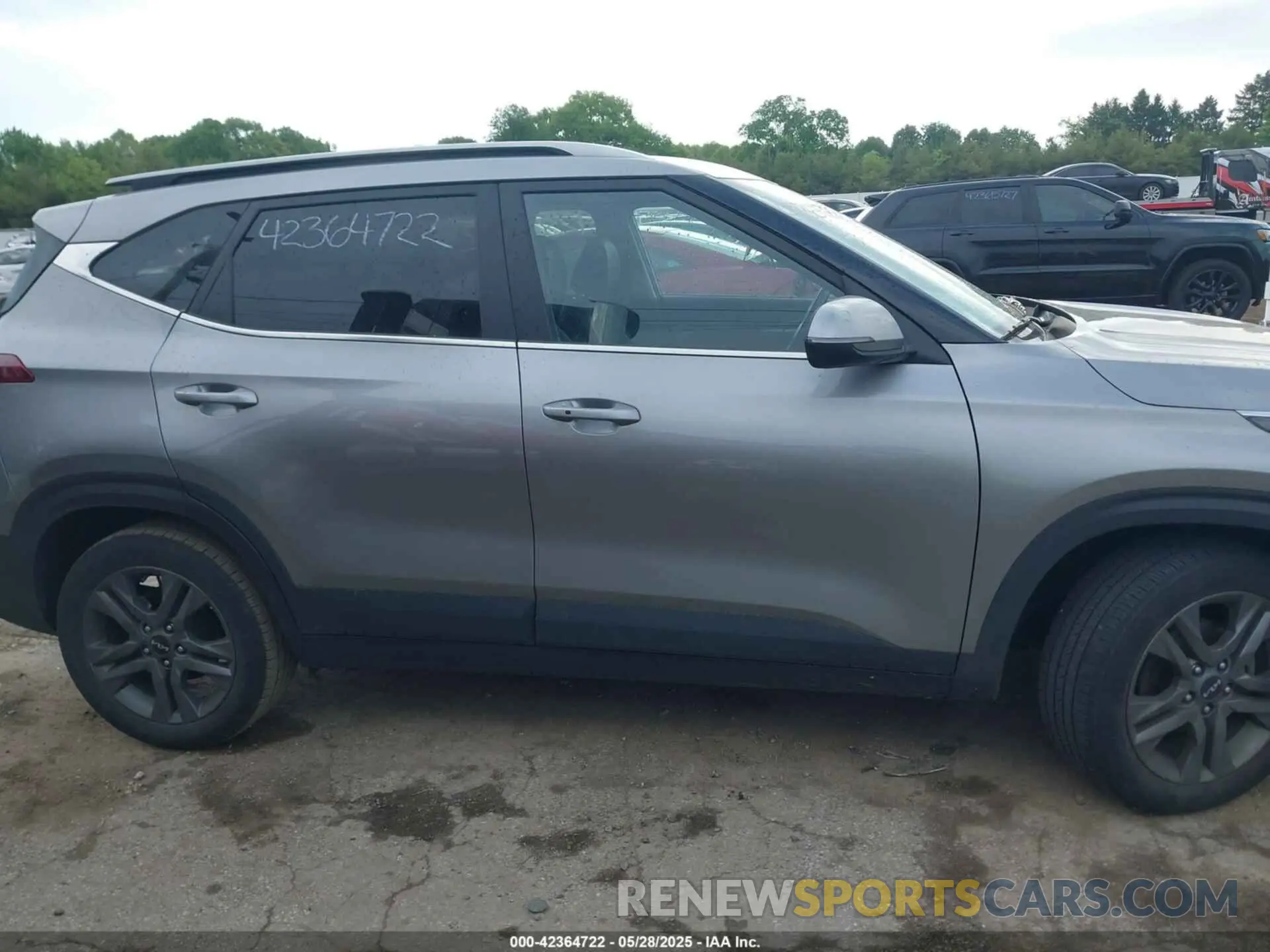 12 fotografías del automóvil dañado KNDEU2AAXP7429127 KIA SELTOS 2023