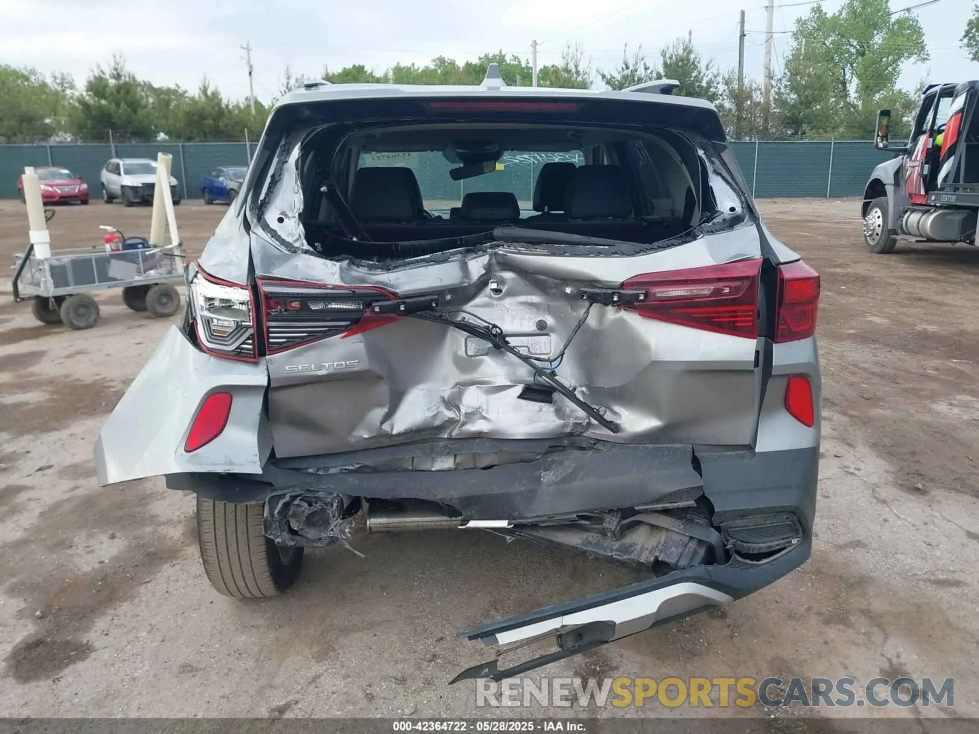 15 fotografías del automóvil dañado KNDEU2AAXP7429127 KIA SELTOS 2023