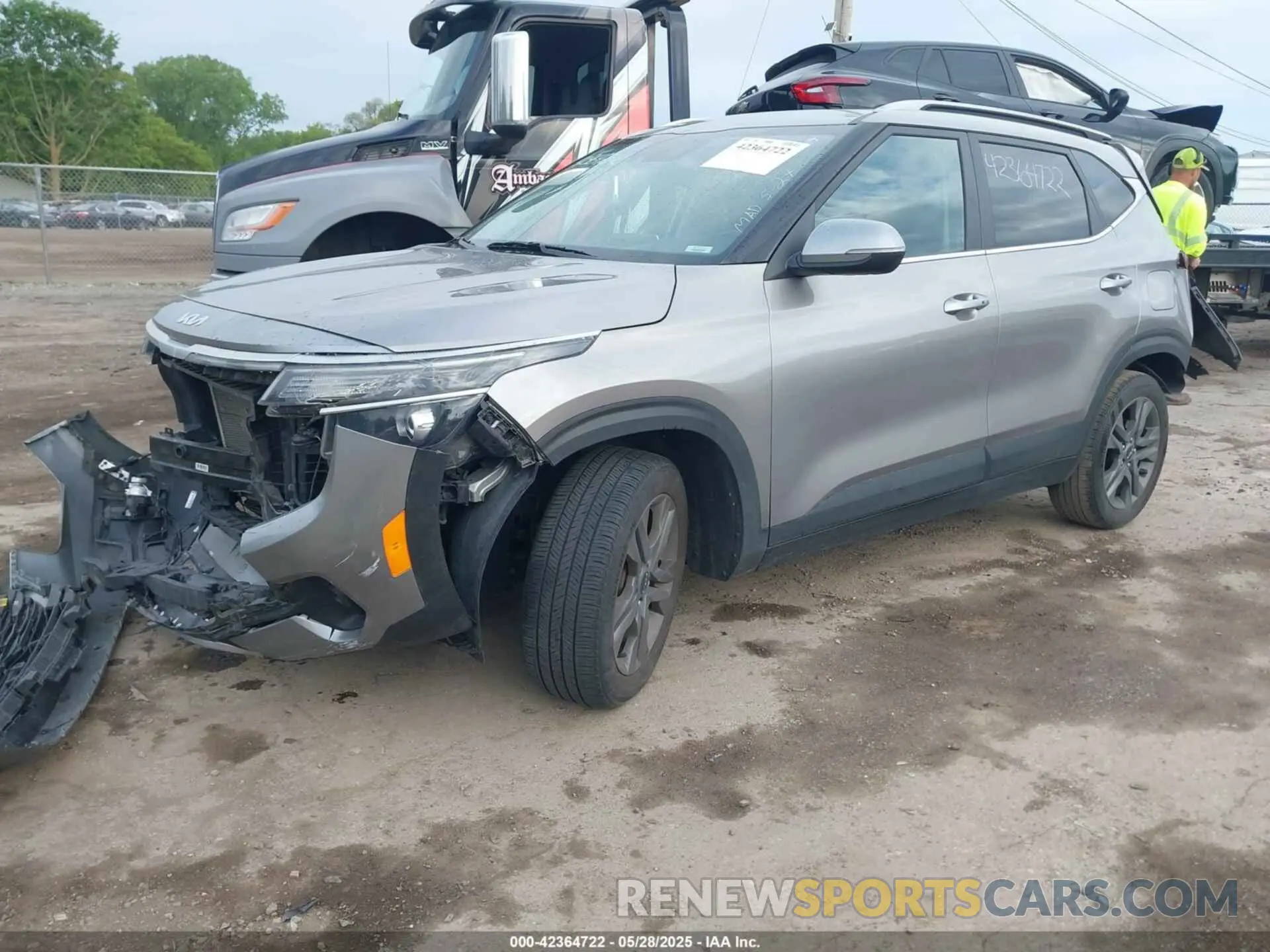 2 fotografías del automóvil dañado KNDEU2AAXP7429127 KIA SELTOS 2023