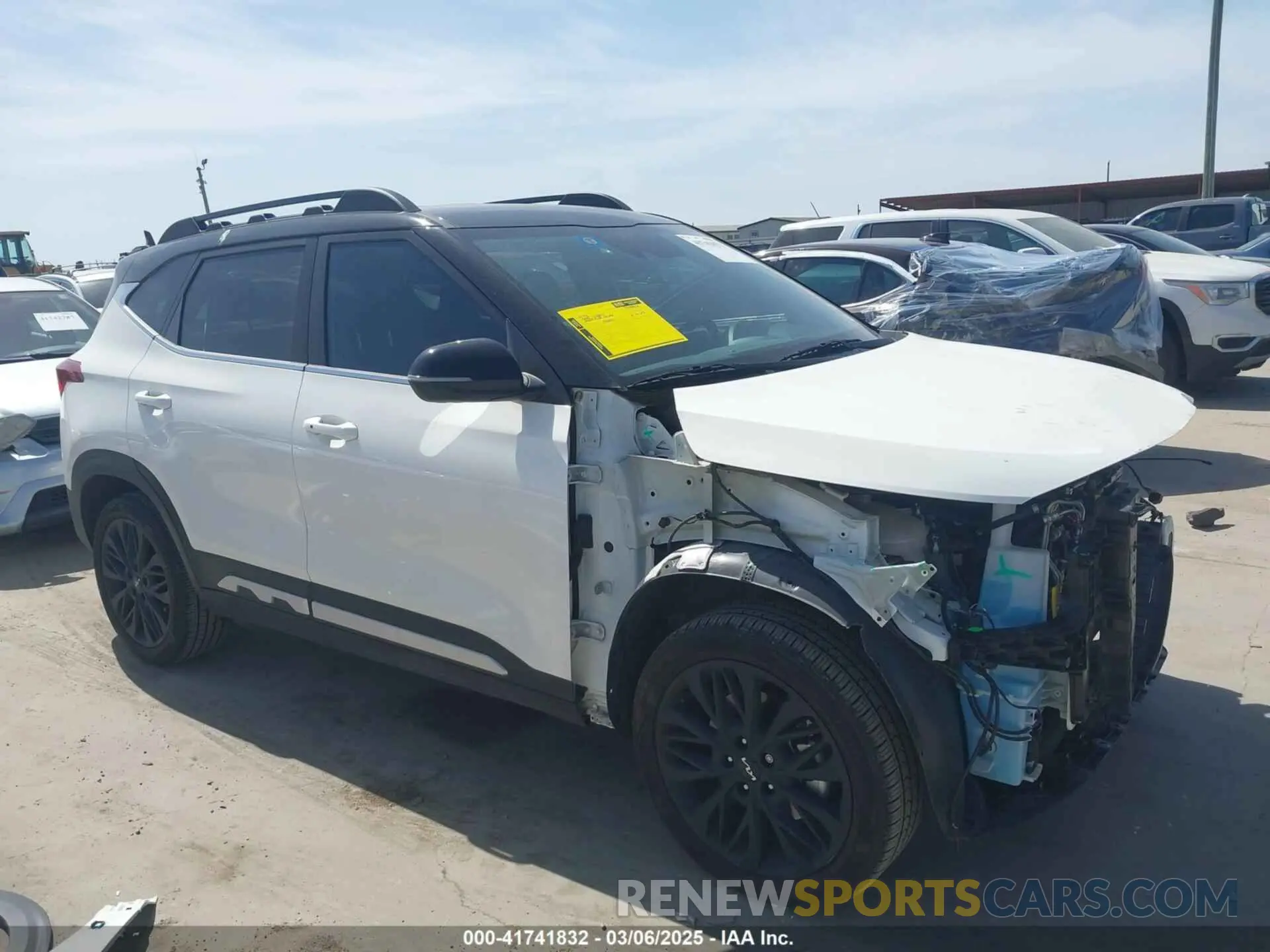 14 fotografías del automóvil dañado KNDEUCA21P7402056 KIA SELTOS 2023