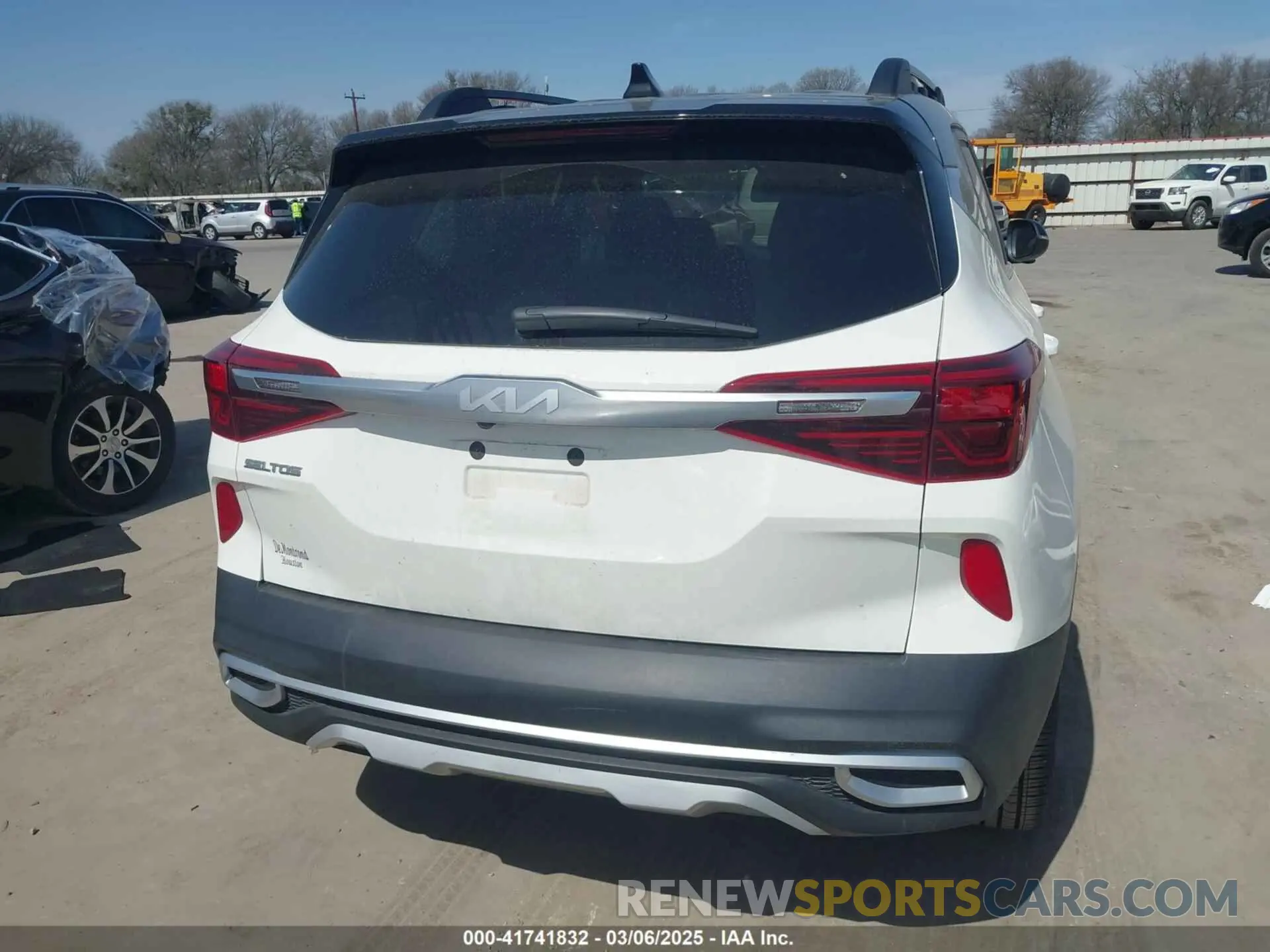 17 fotografías del automóvil dañado KNDEUCA21P7402056 KIA SELTOS 2023