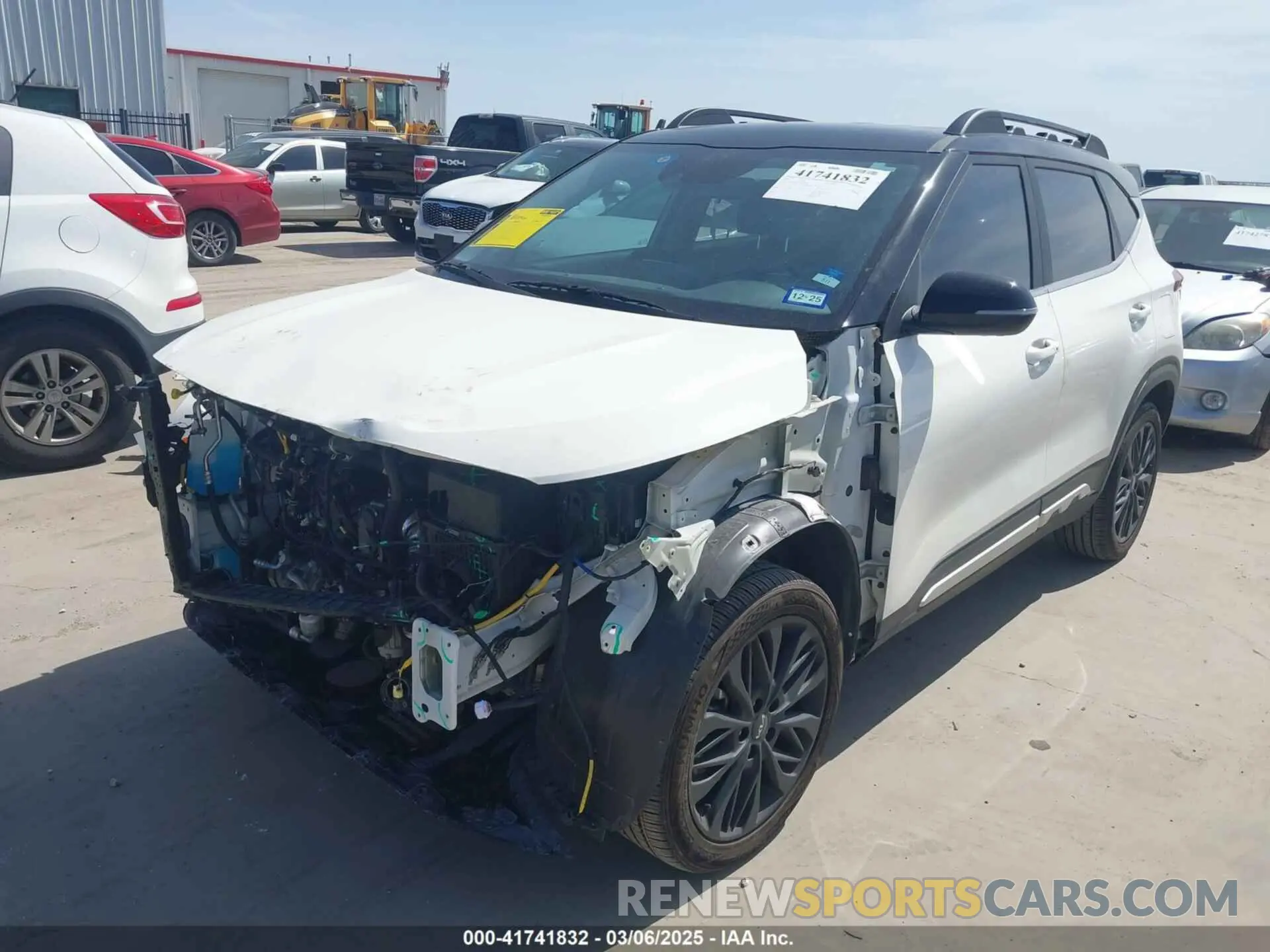 2 fotografías del automóvil dañado KNDEUCA21P7402056 KIA SELTOS 2023
