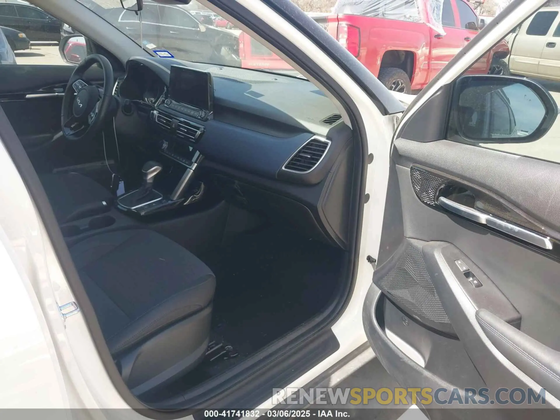 5 fotografías del automóvil dañado KNDEUCA21P7402056 KIA SELTOS 2023