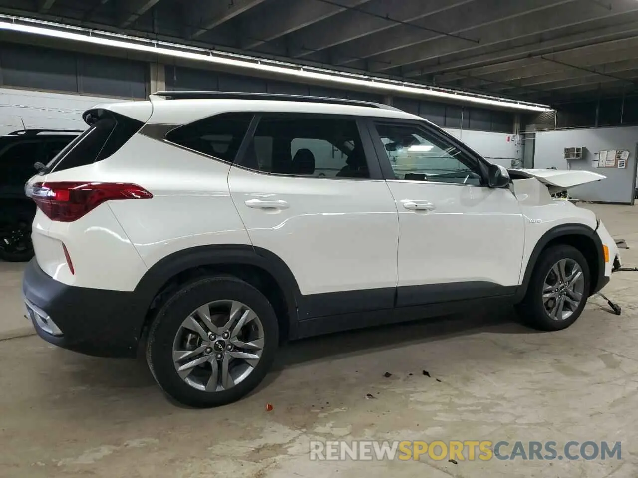 3 fotografías del automóvil dañado KNDEUCAA3P7450830 KIA SELTOS 2023