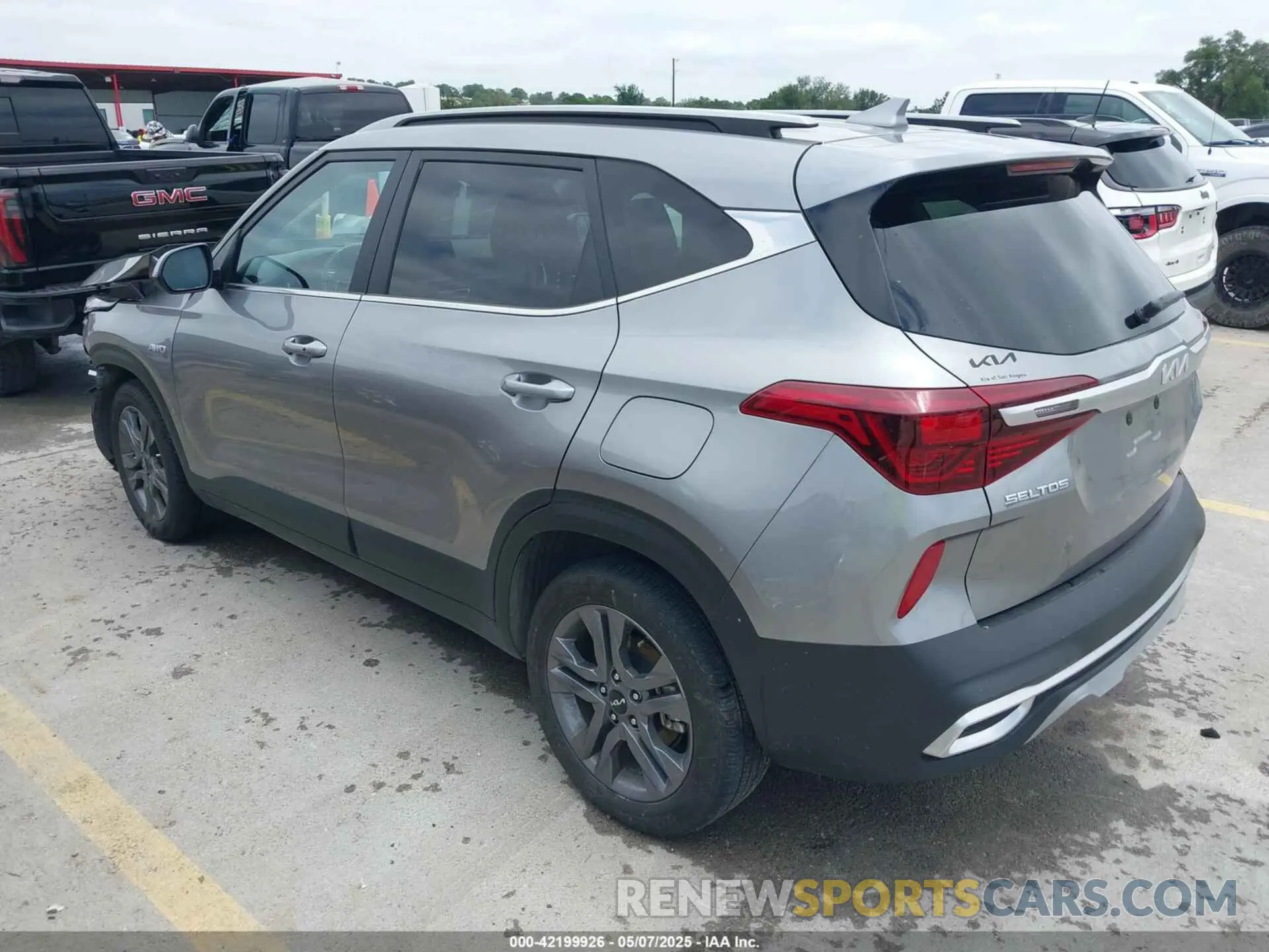 3 fotografías del automóvil dañado KNDEUCAA8P7406323 KIA SELTOS 2023