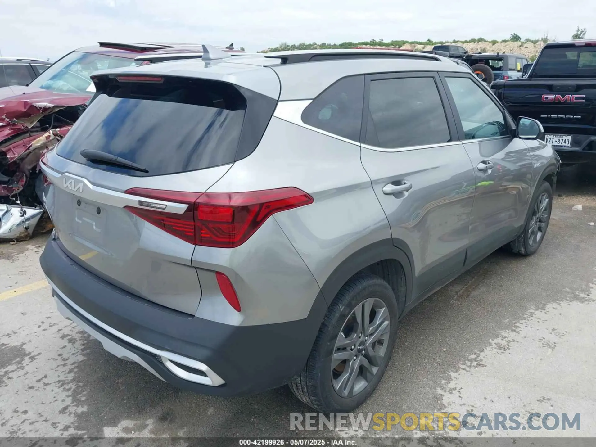 4 fotografías del automóvil dañado KNDEUCAA8P7406323 KIA SELTOS 2023