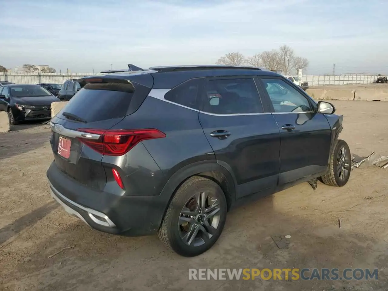 3 fotografías del automóvil dañado KNDEUCAA8P7441119 KIA SELTOS 2023