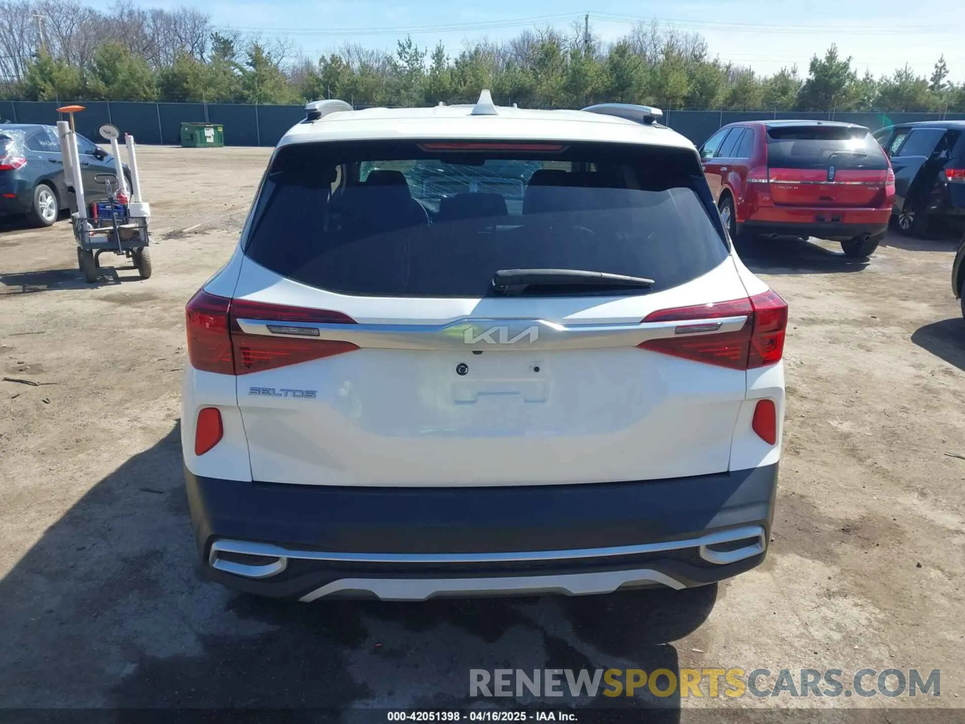 17 fotografías del automóvil dañado KNDEUCAAXP7394658 KIA SELTOS 2023