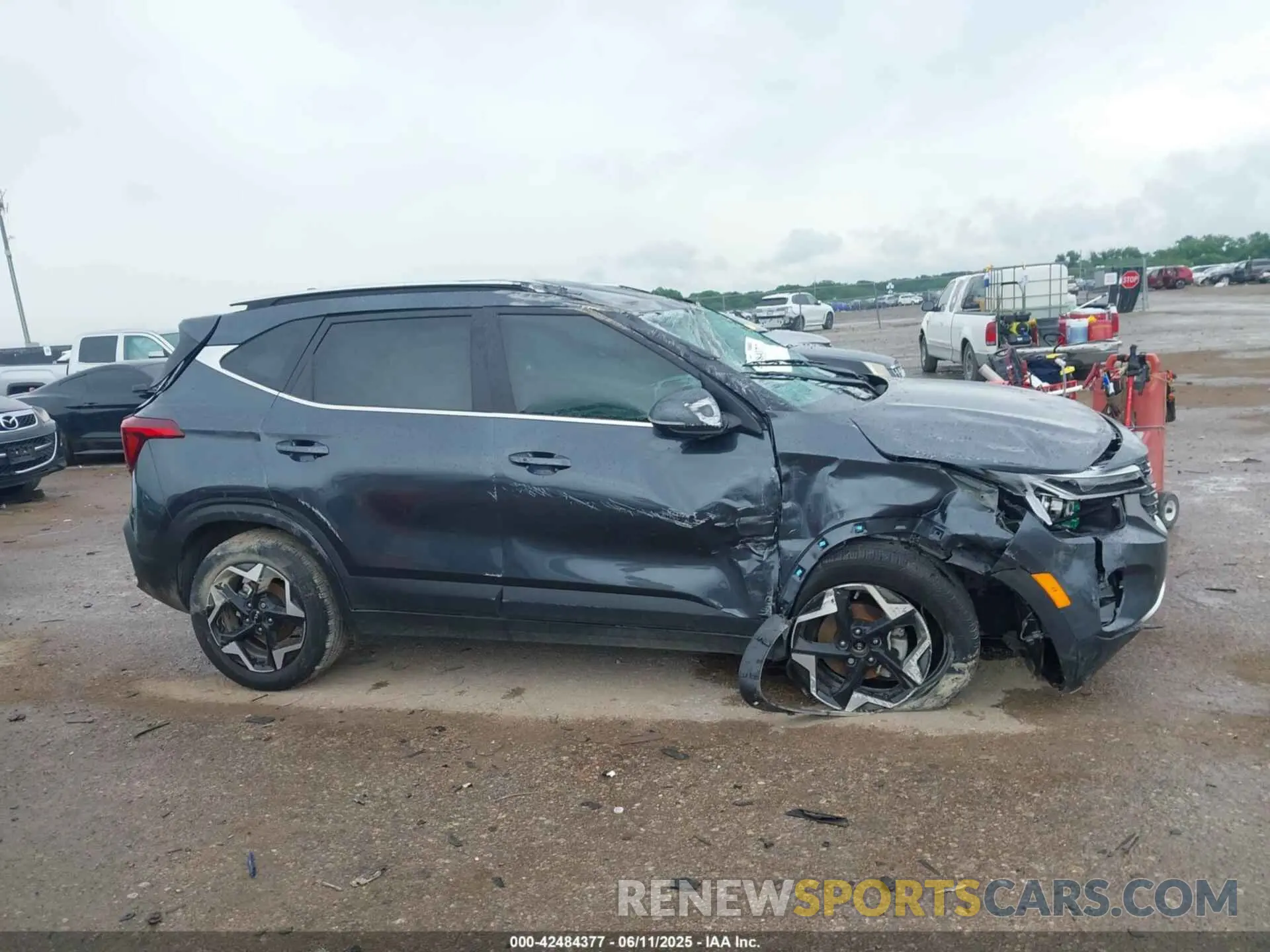12 fotografías del automóvil dañado KNDER2AA0R7628546 KIA SELTOS 2024