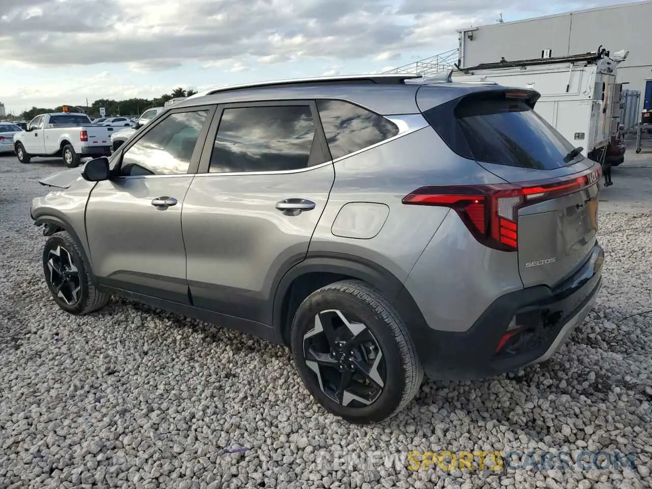 2 fotografías del automóvil dañado KNDER2AA1R7563528 KIA SELTOS 2024