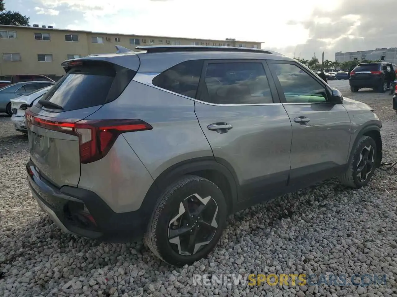3 fotografías del automóvil dañado KNDER2AA1R7563528 KIA SELTOS 2024