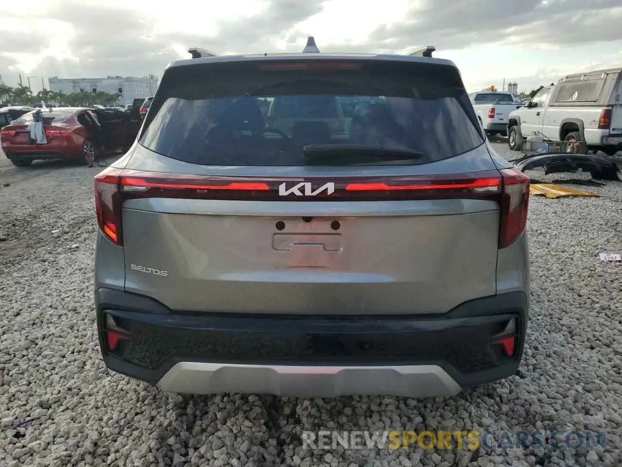 6 fotografías del automóvil dañado KNDER2AA1R7563528 KIA SELTOS 2024