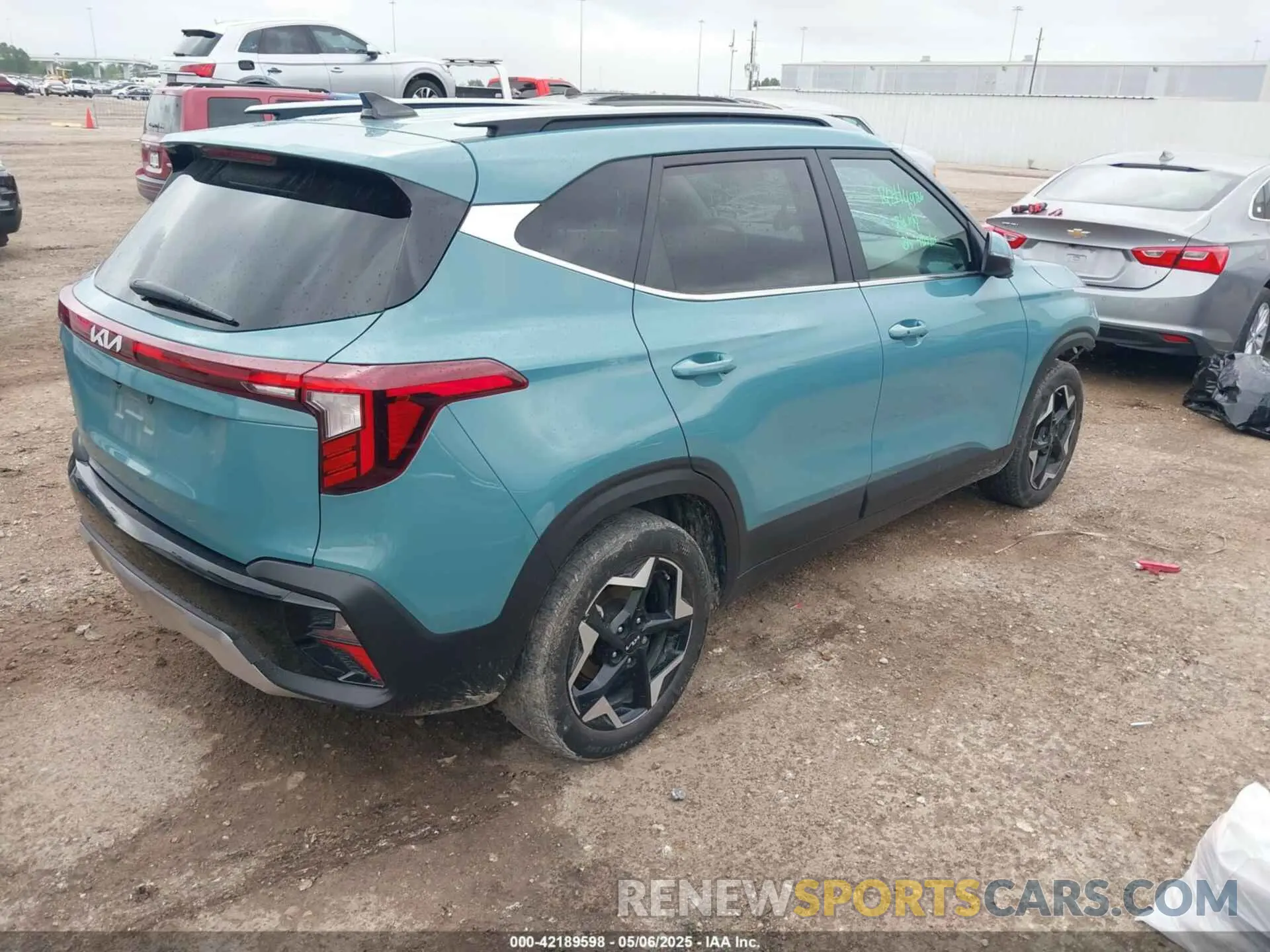 4 fotografías del automóvil dañado KNDER2AA9R7481398 KIA SELTOS 2024