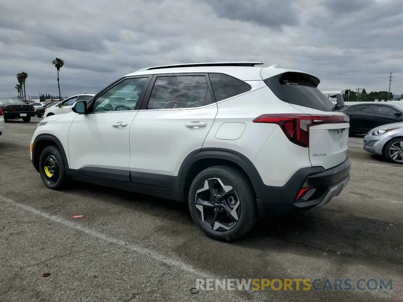 2 fotografías del automóvil dañado KNDER2AAXR7489610 KIA SELTOS 2024