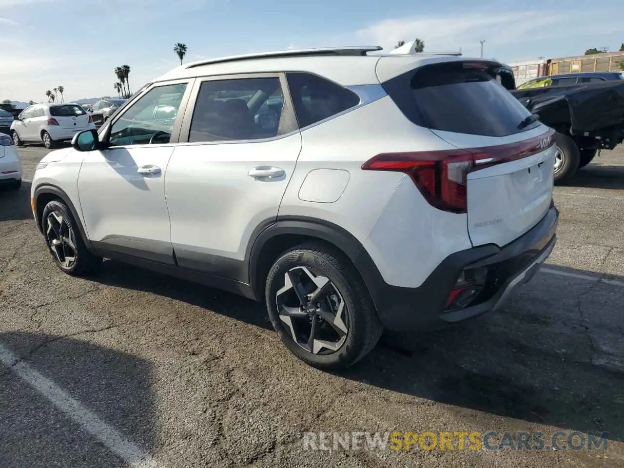2 fotografías del automóvil dañado KNDER2AAXR7511458 KIA SELTOS 2024