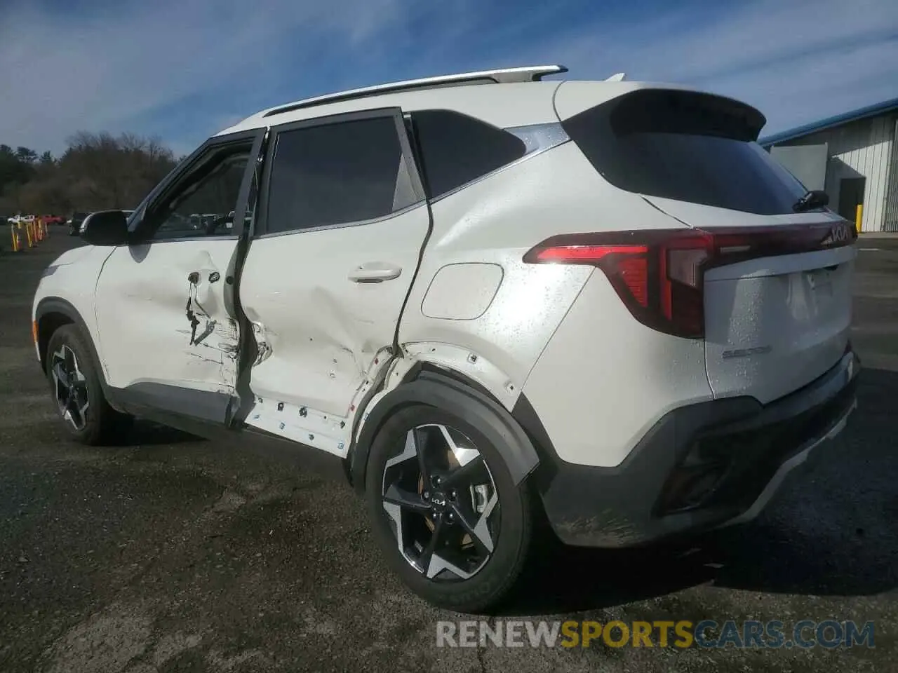 2 fotografías del automóvil dañado KNDERCAA1R7667068 KIA SELTOS 2024