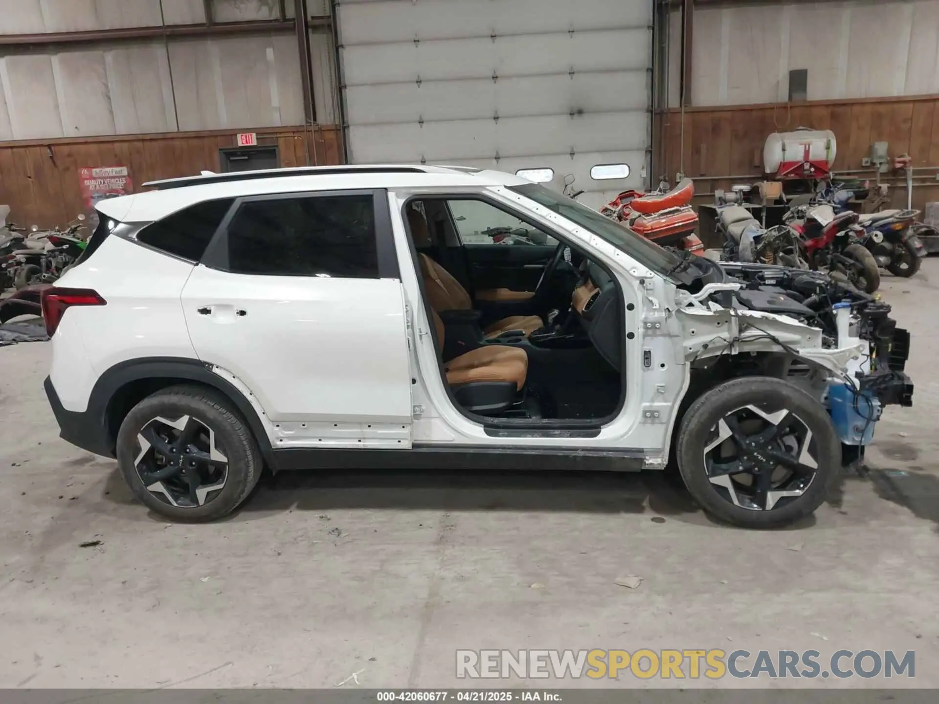 13 fotografías del automóvil dañado KNDERCAA5R7589801 KIA SELTOS 2024