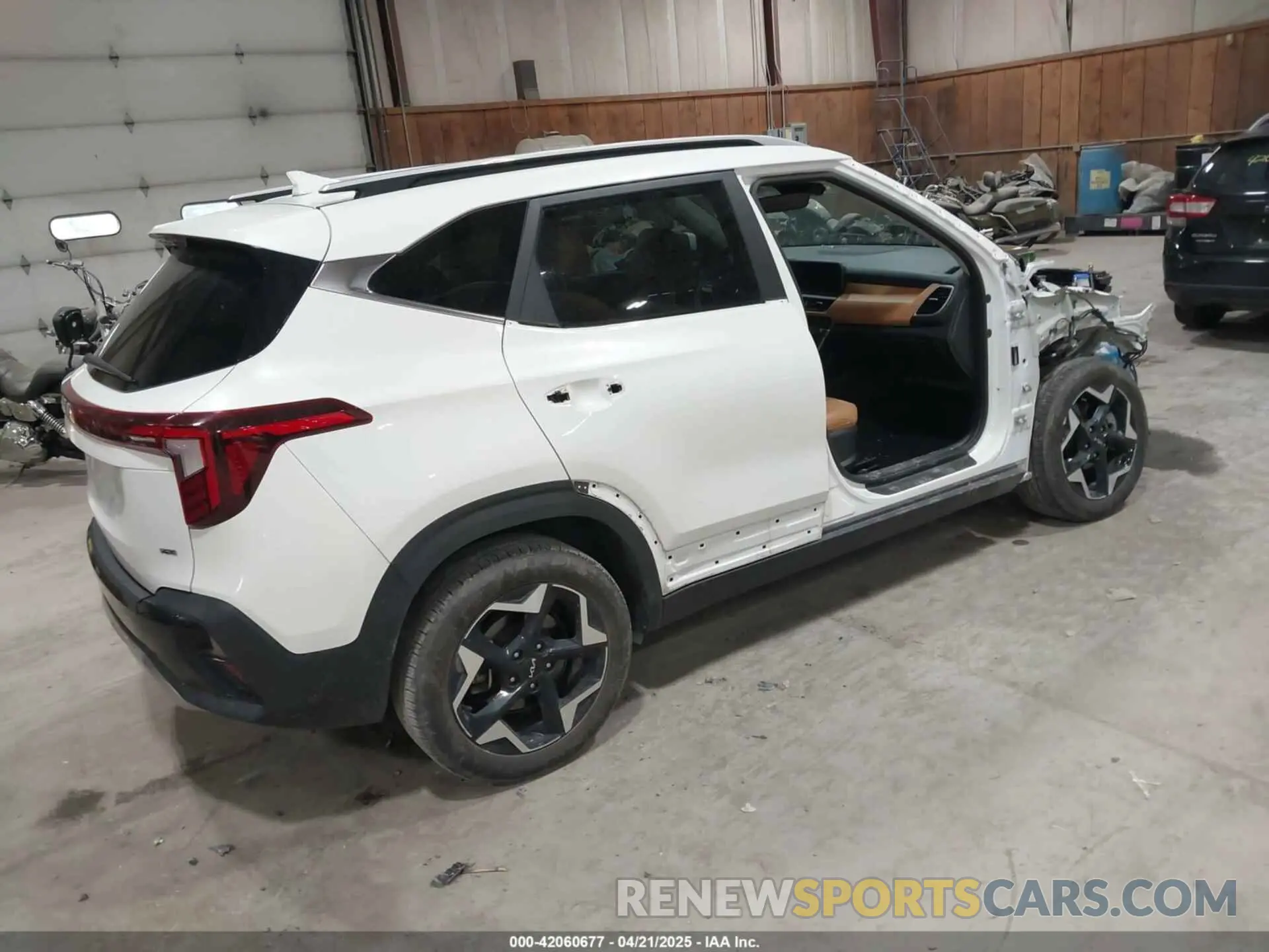 4 fotografías del automóvil dañado KNDERCAA5R7589801 KIA SELTOS 2024