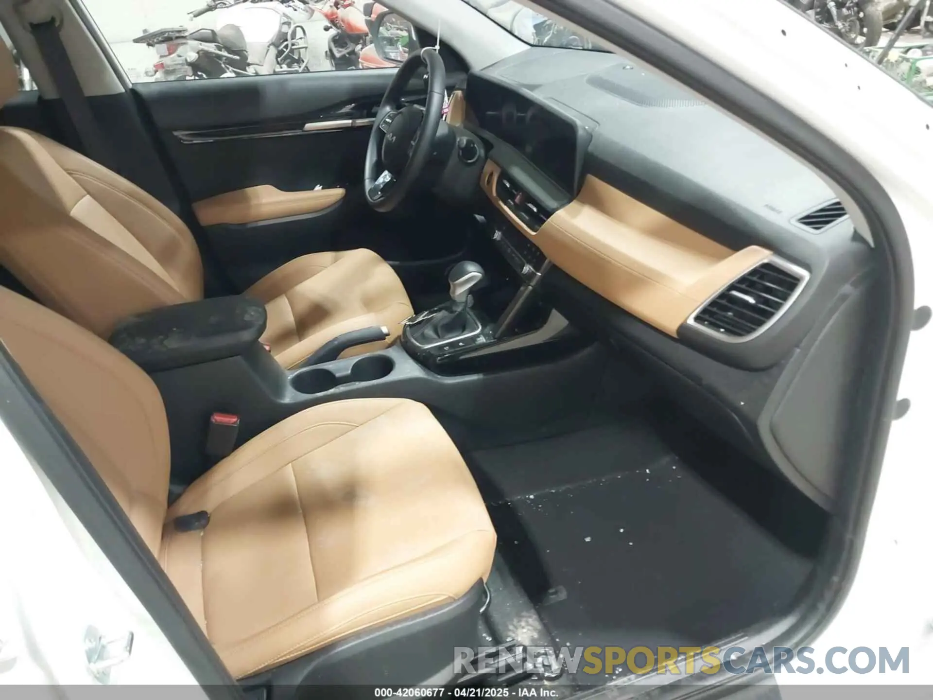 5 fotografías del automóvil dañado KNDERCAA5R7589801 KIA SELTOS 2024