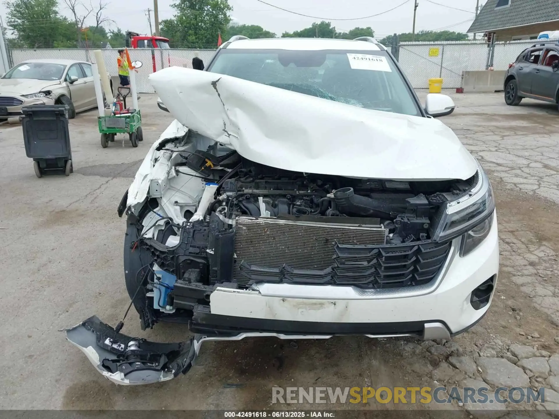 12 fotografías del automóvil dañado KNDERCAA6R7515013 KIA SELTOS 2024