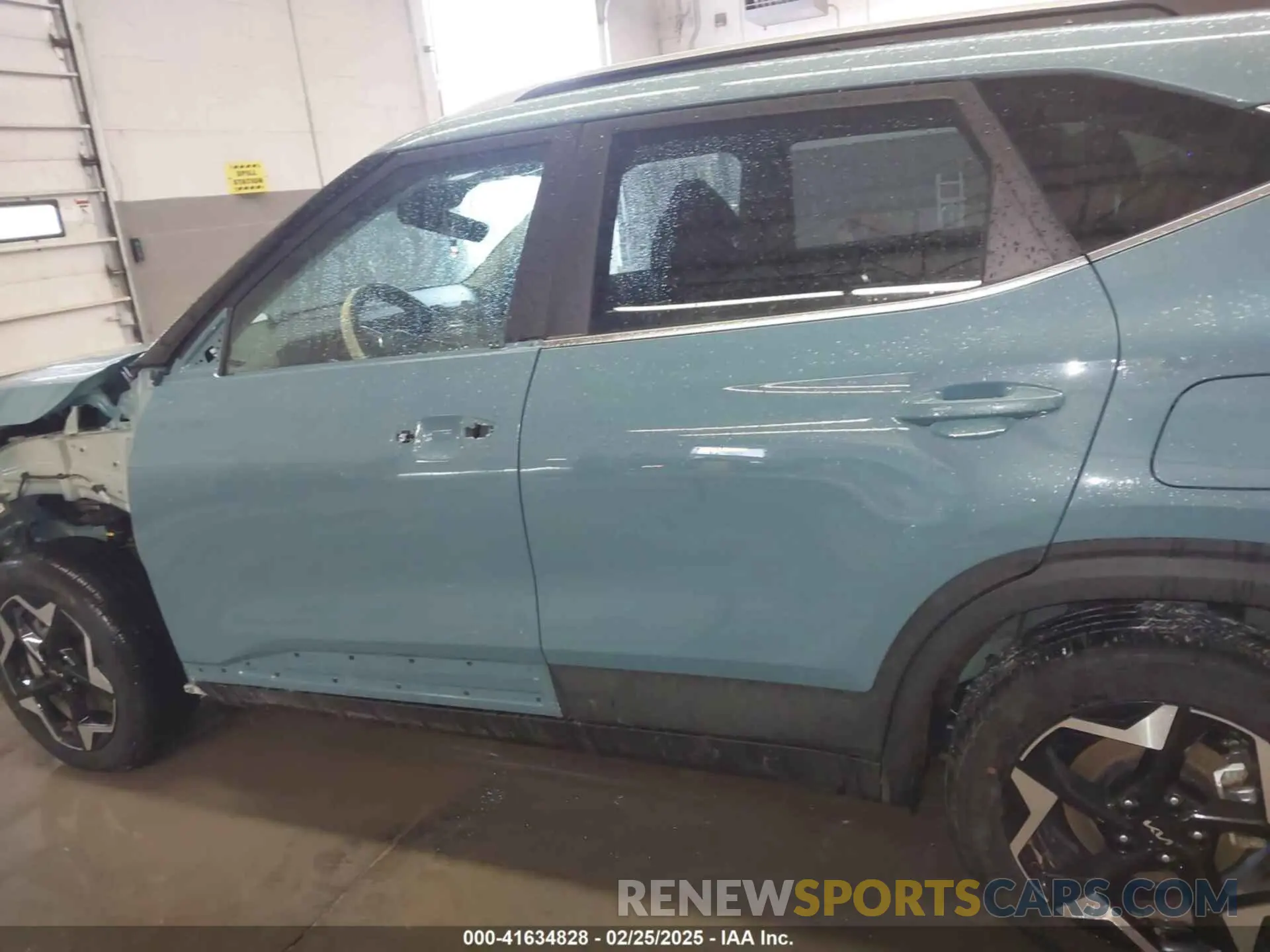 14 fotografías del automóvil dañado KNDERCAAXR7647823 KIA SELTOS 2024