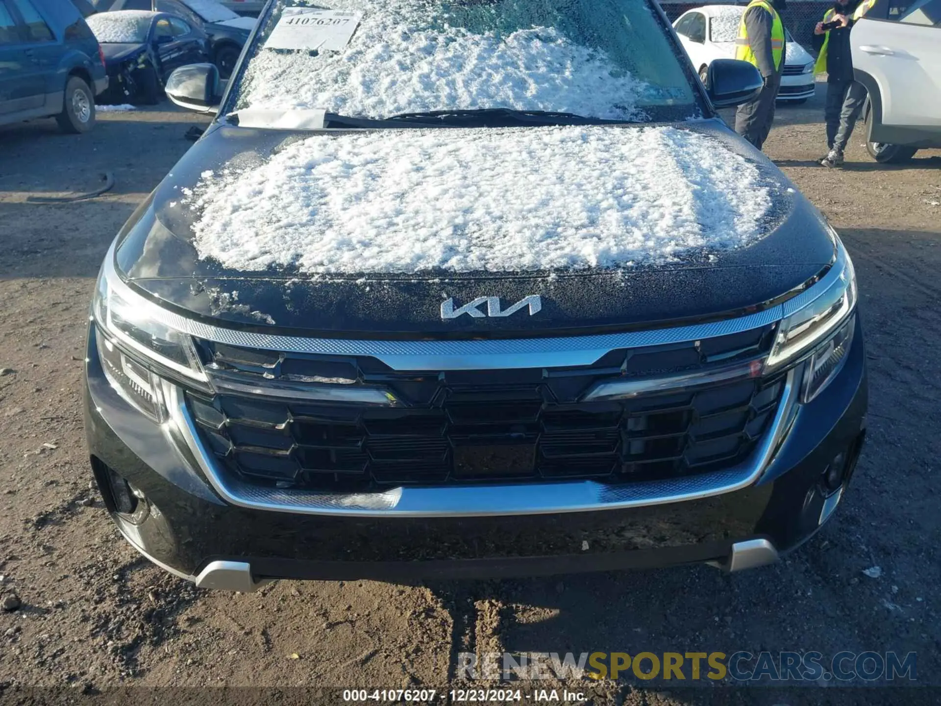 12 fotografías del automóvil dañado KNDETCA70R7473590 KIA SELTOS 2024