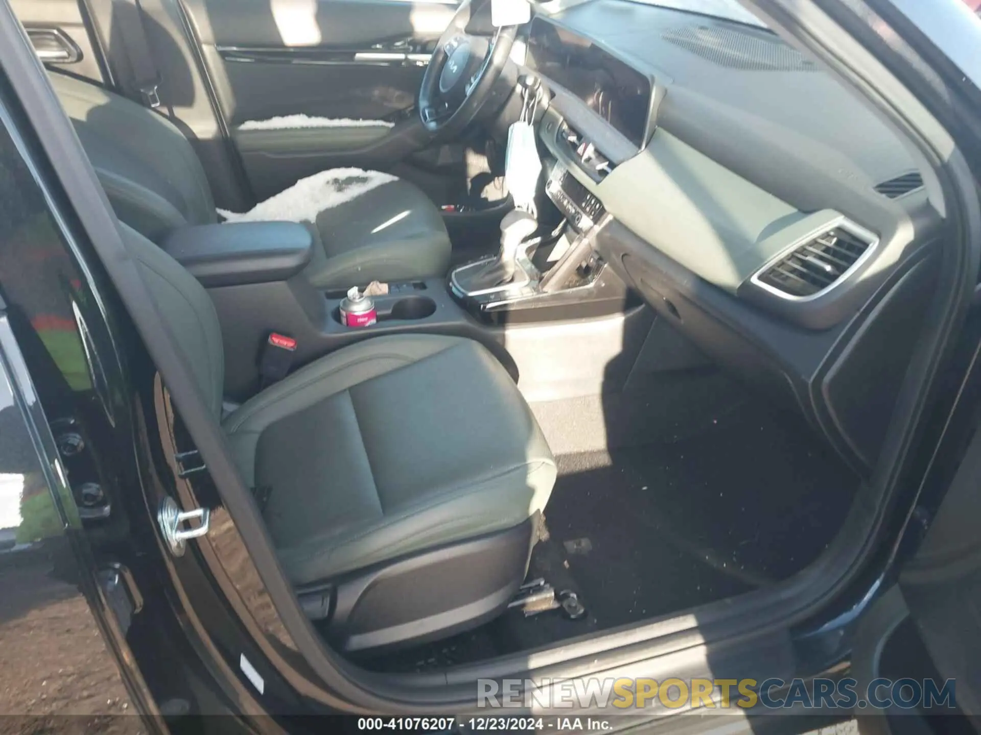 5 fotografías del automóvil dañado KNDETCA70R7473590 KIA SELTOS 2024