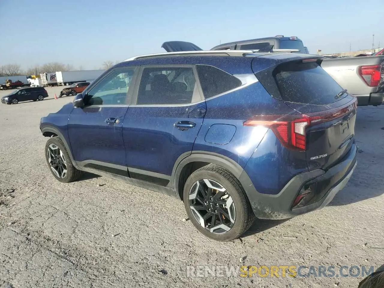 2 fotografías del automóvil dañado KNDETCA70R7631362 KIA SELTOS 2024