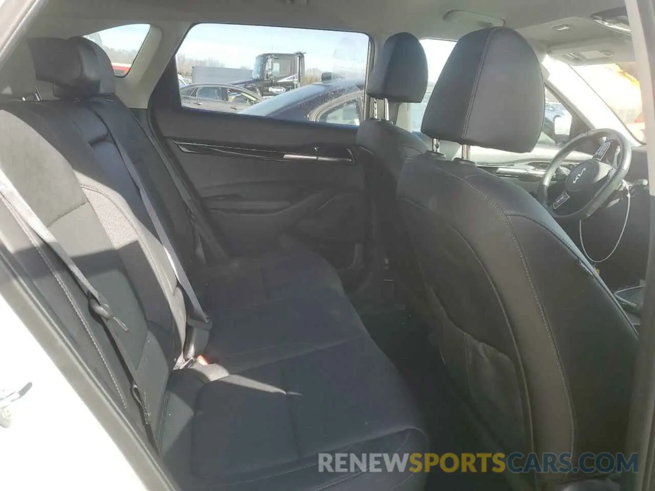 11 fotografías del automóvil dañado KNDETCA71R7506919 KIA SELTOS 2024