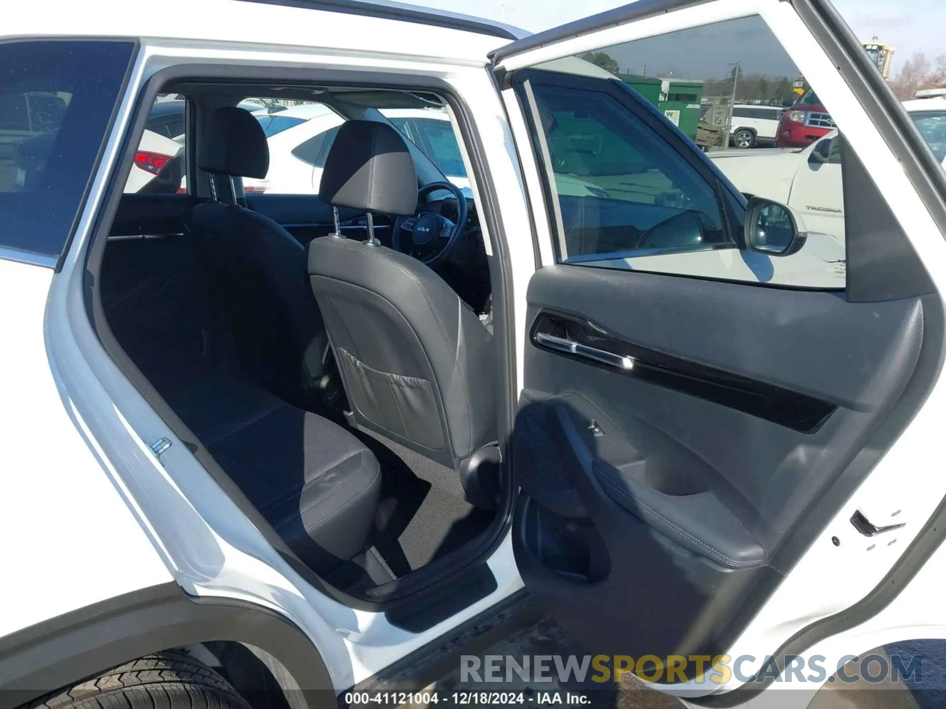 8 fotografías del automóvil dañado KNDETCA72R7492125 KIA SELTOS 2024