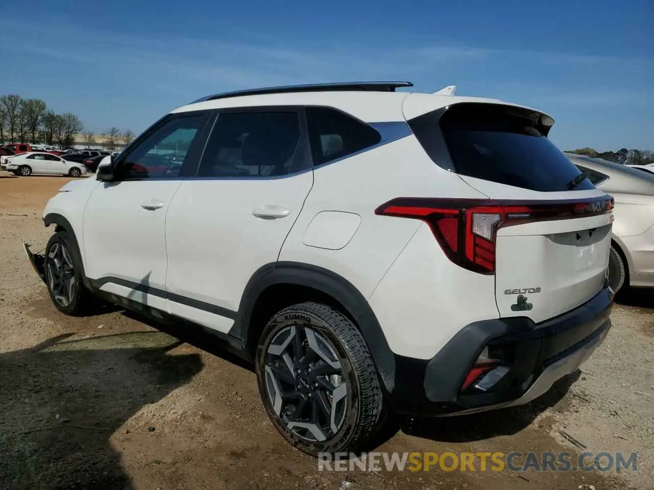 2 fotografías del automóvil dañado KNDETCA73R7478699 KIA SELTOS 2024