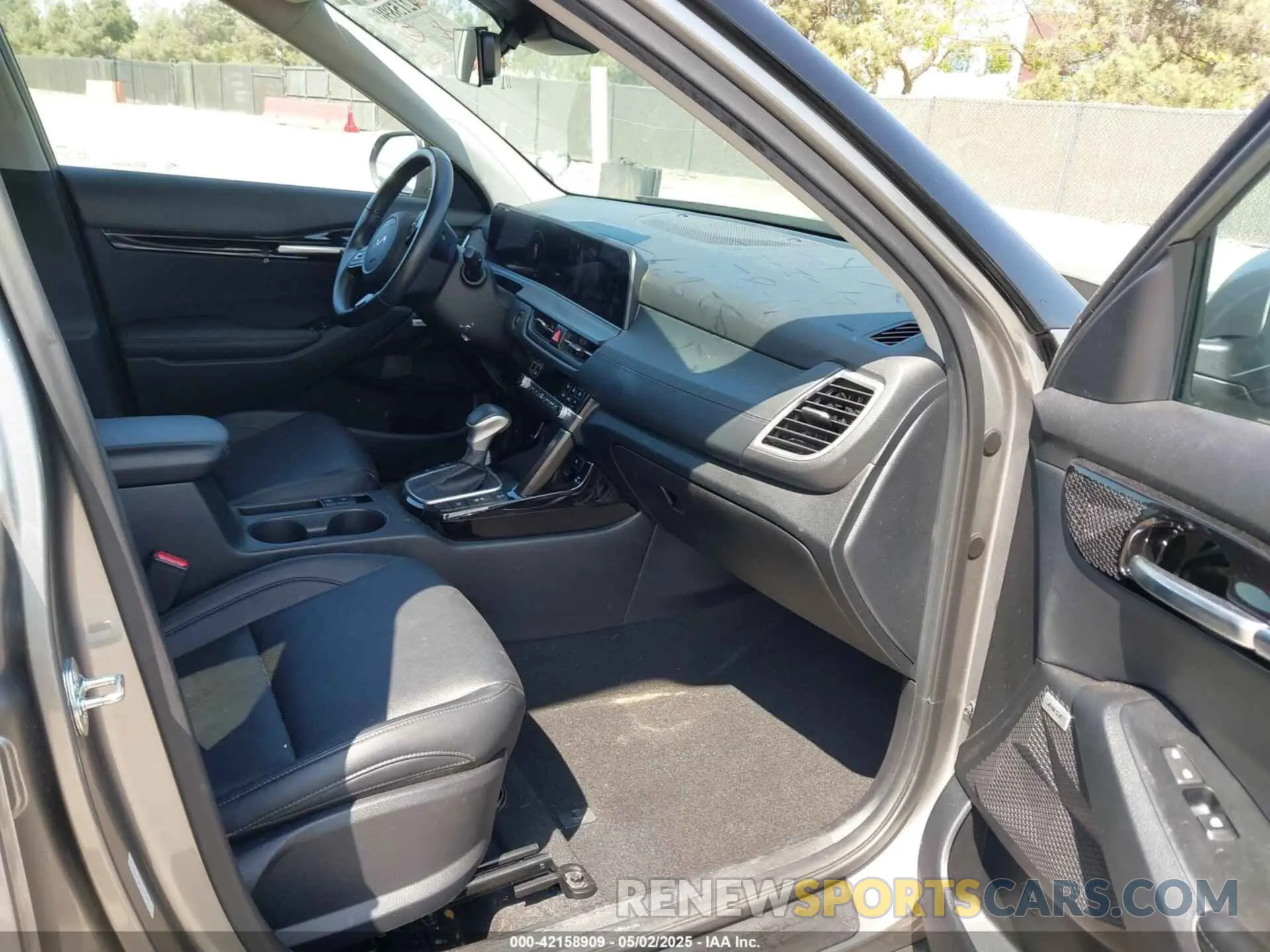 5 fotografías del automóvil dañado KNDETCA73R7484468 KIA SELTOS 2024
