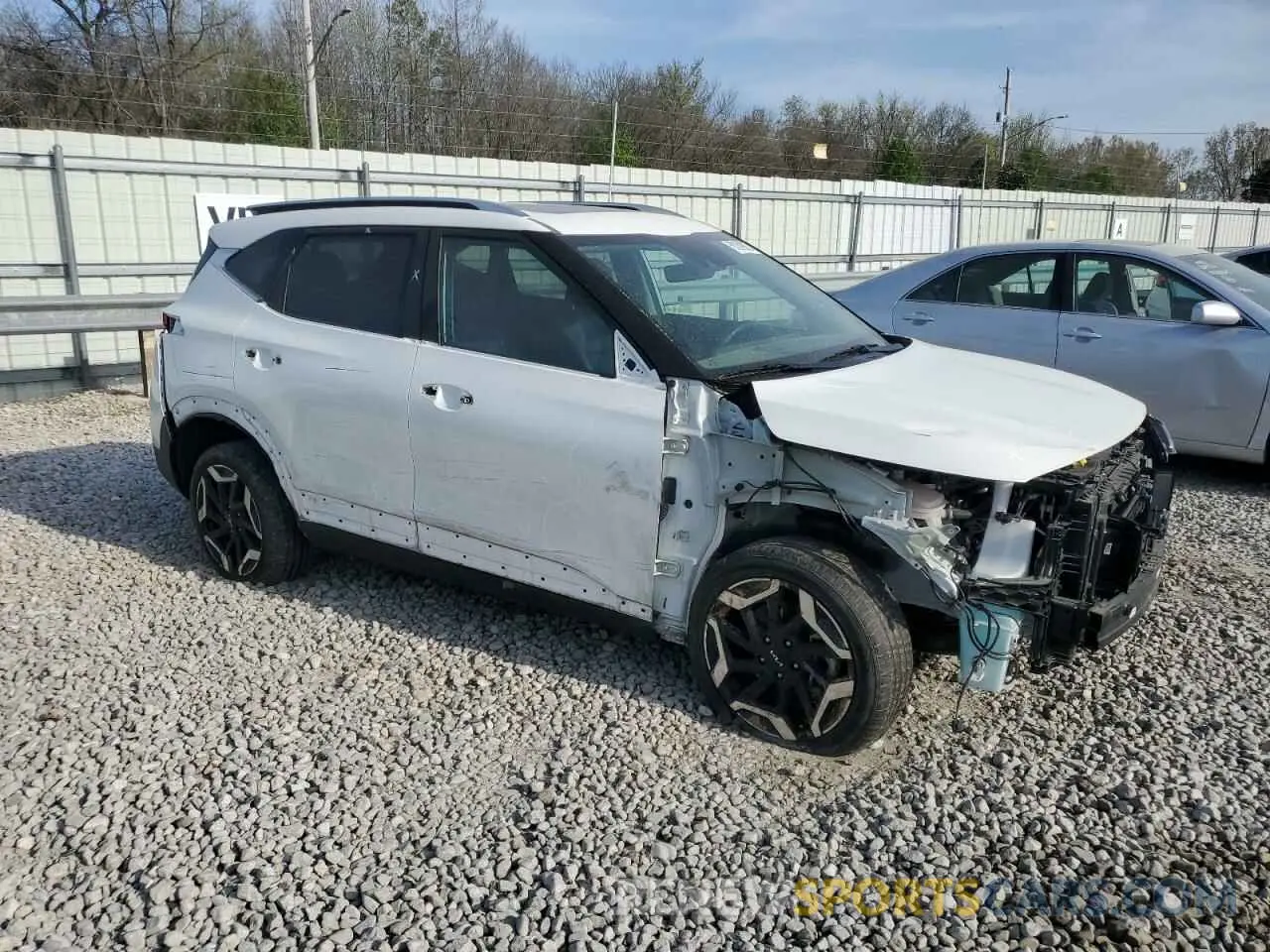 4 fotografías del automóvil dañado KNDETCA74R7475682 KIA SELTOS 2024