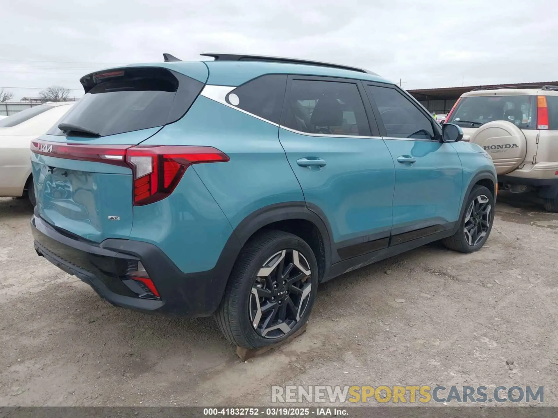 4 fotografías del automóvil dañado KNDETCA74R7482485 KIA SELTOS 2024