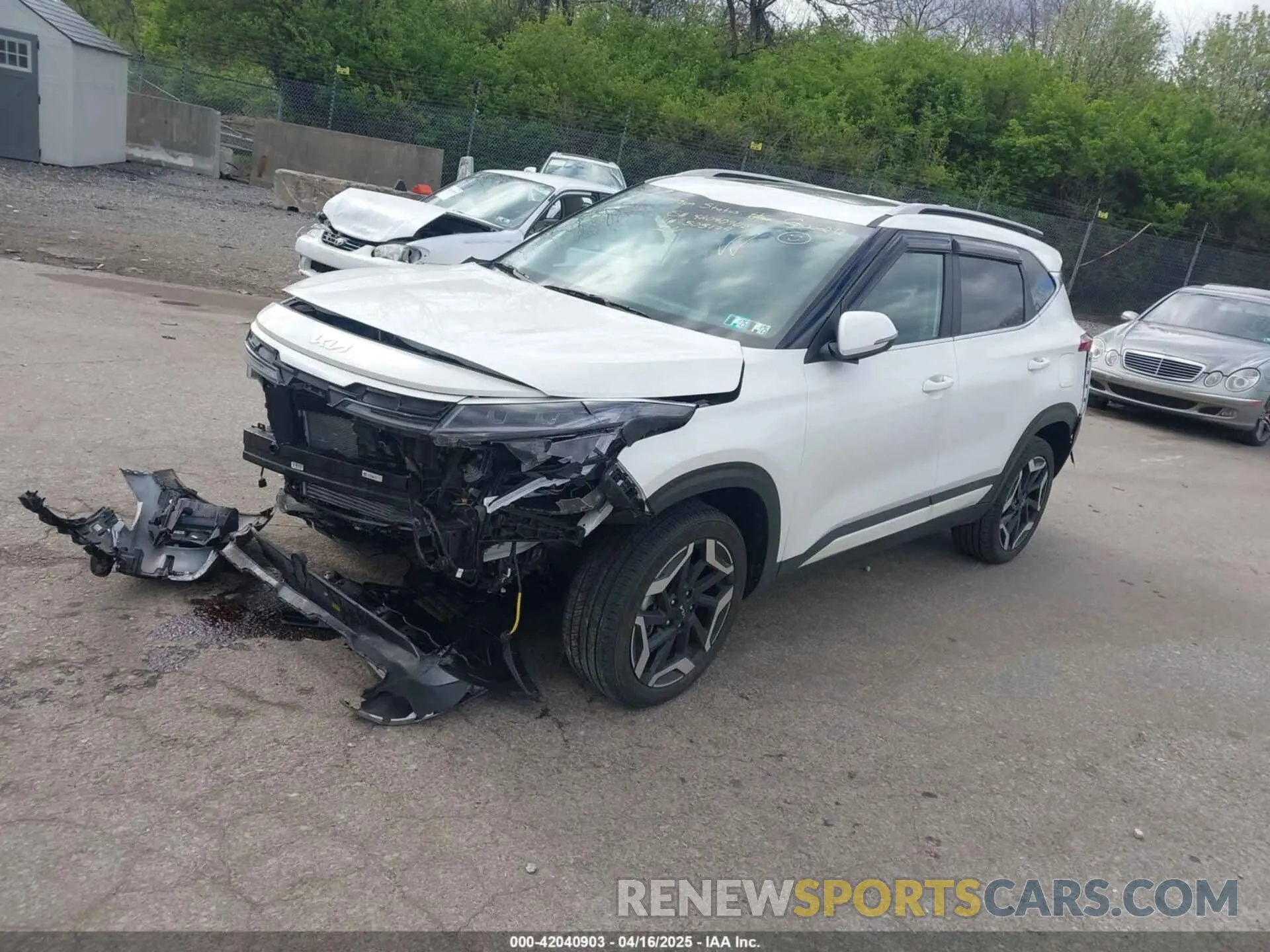 2 fotografías del automóvil dañado KNDETCA74R7505179 KIA SELTOS 2024