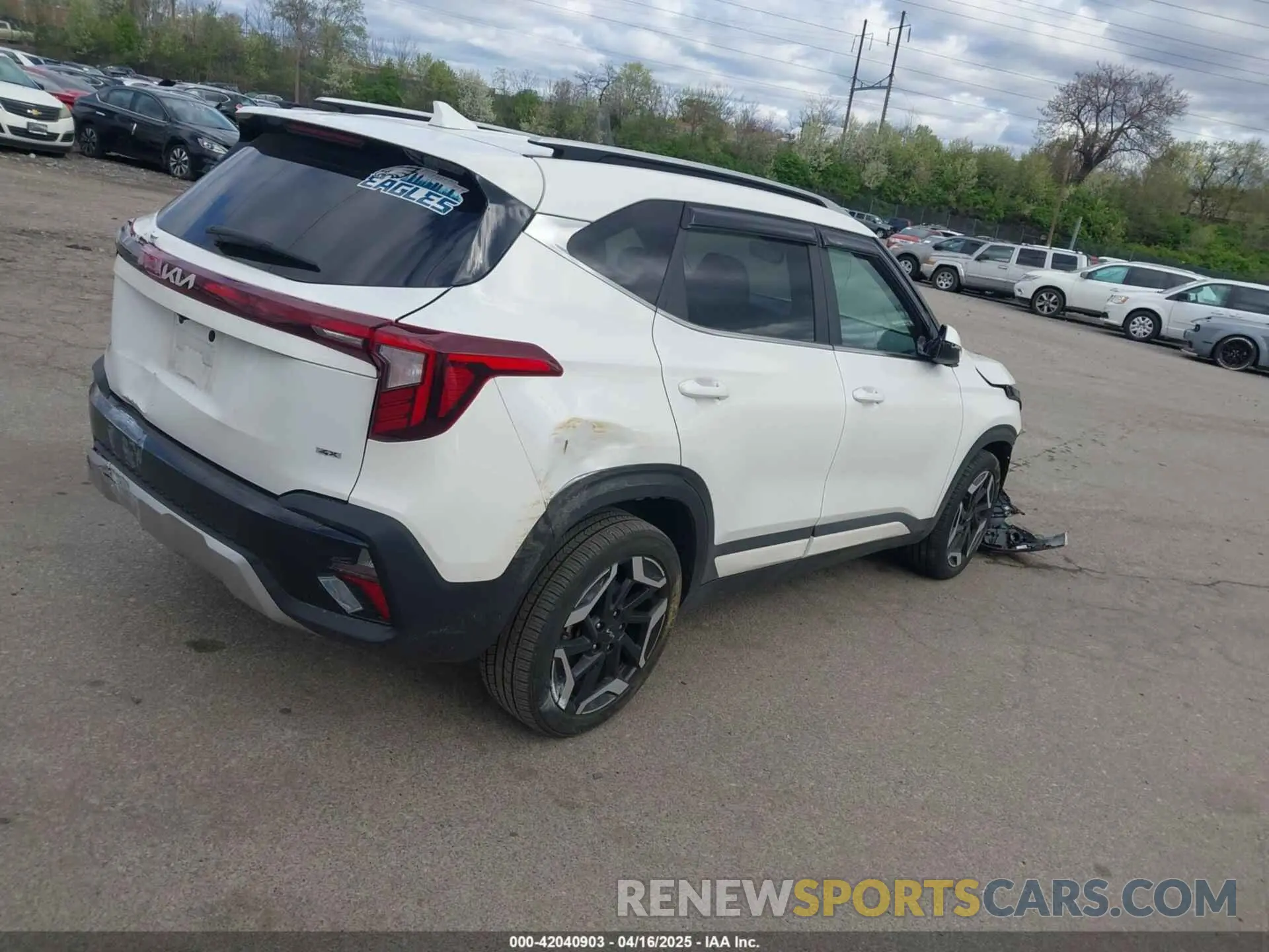 4 fotografías del automóvil dañado KNDETCA74R7505179 KIA SELTOS 2024